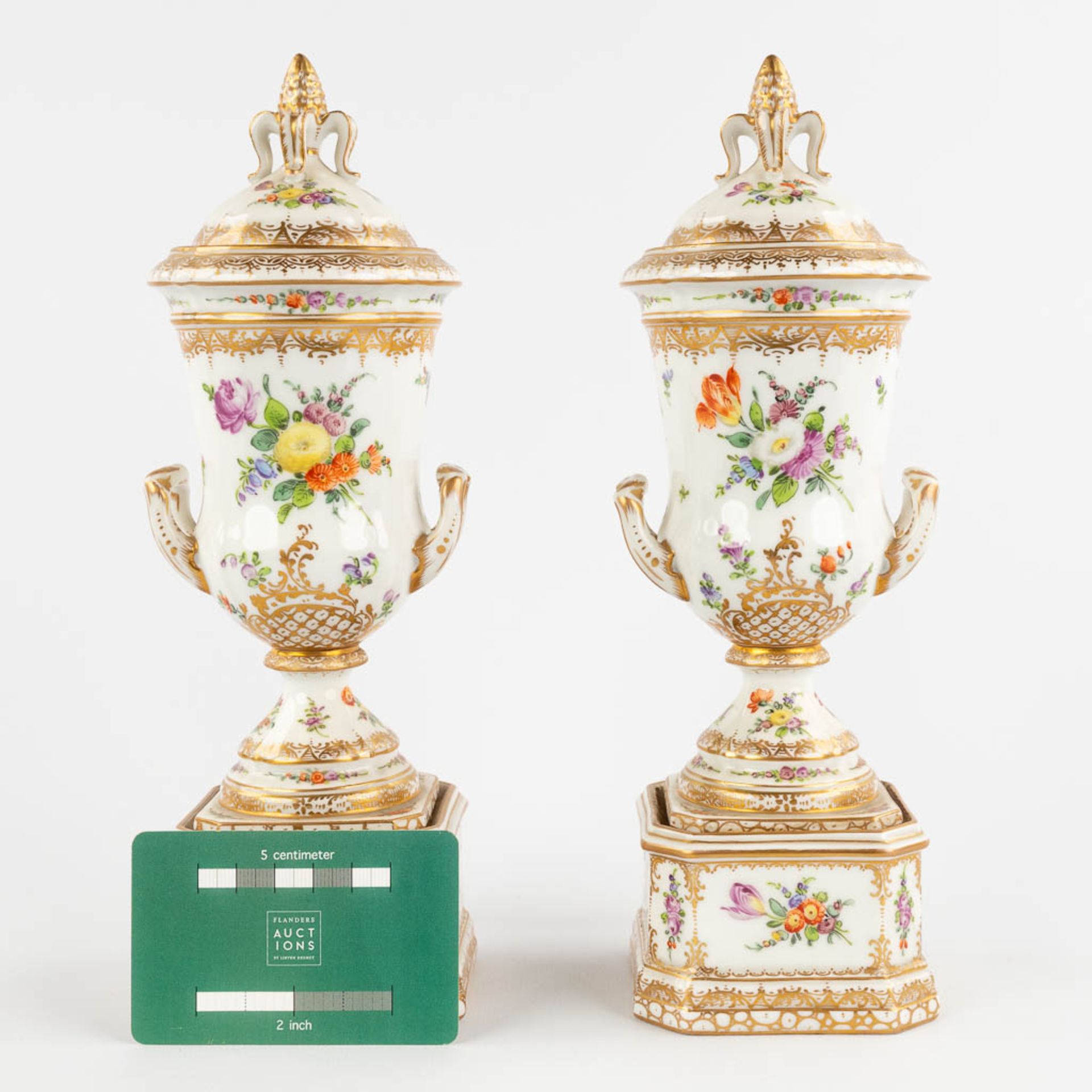 Dresden, a pair of polychrome urns with a lid. Hand-painted floral decor.  (D:8,5 x W:9 x H:26 cm) - Bild 2 aus 14