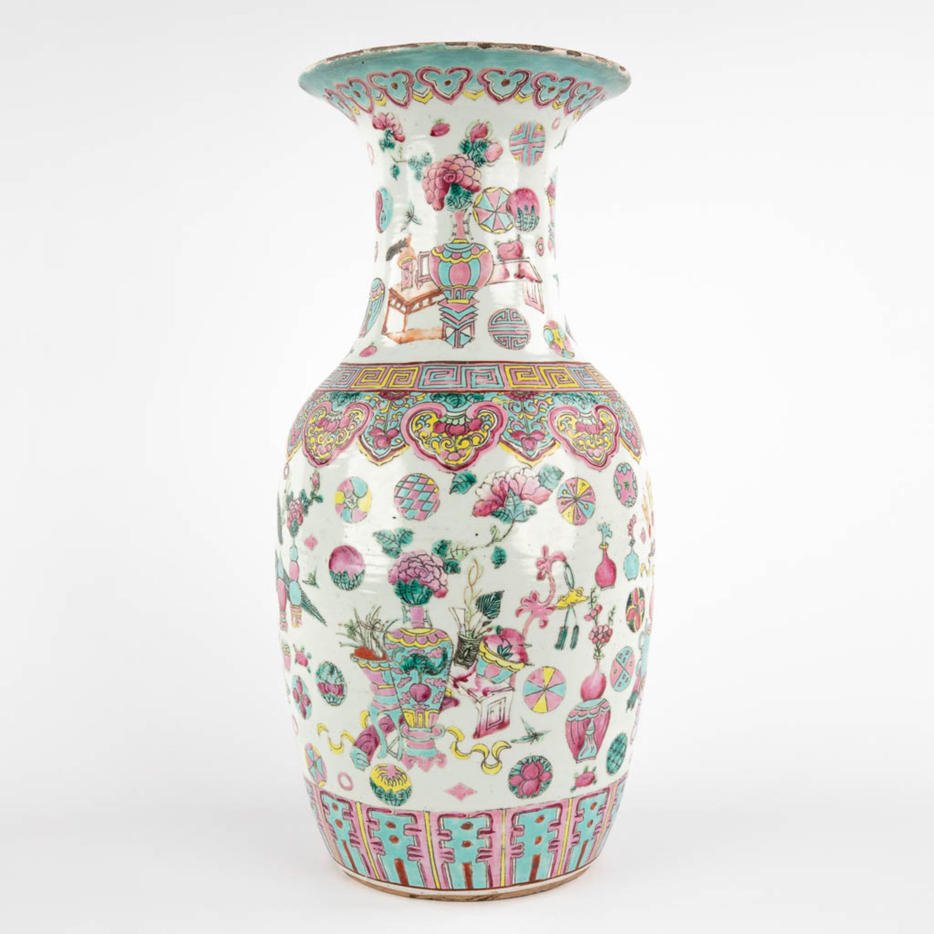 A Chinese vase with a decor of antiquities. 19th/20th C. (H:44 x D:21 cm)