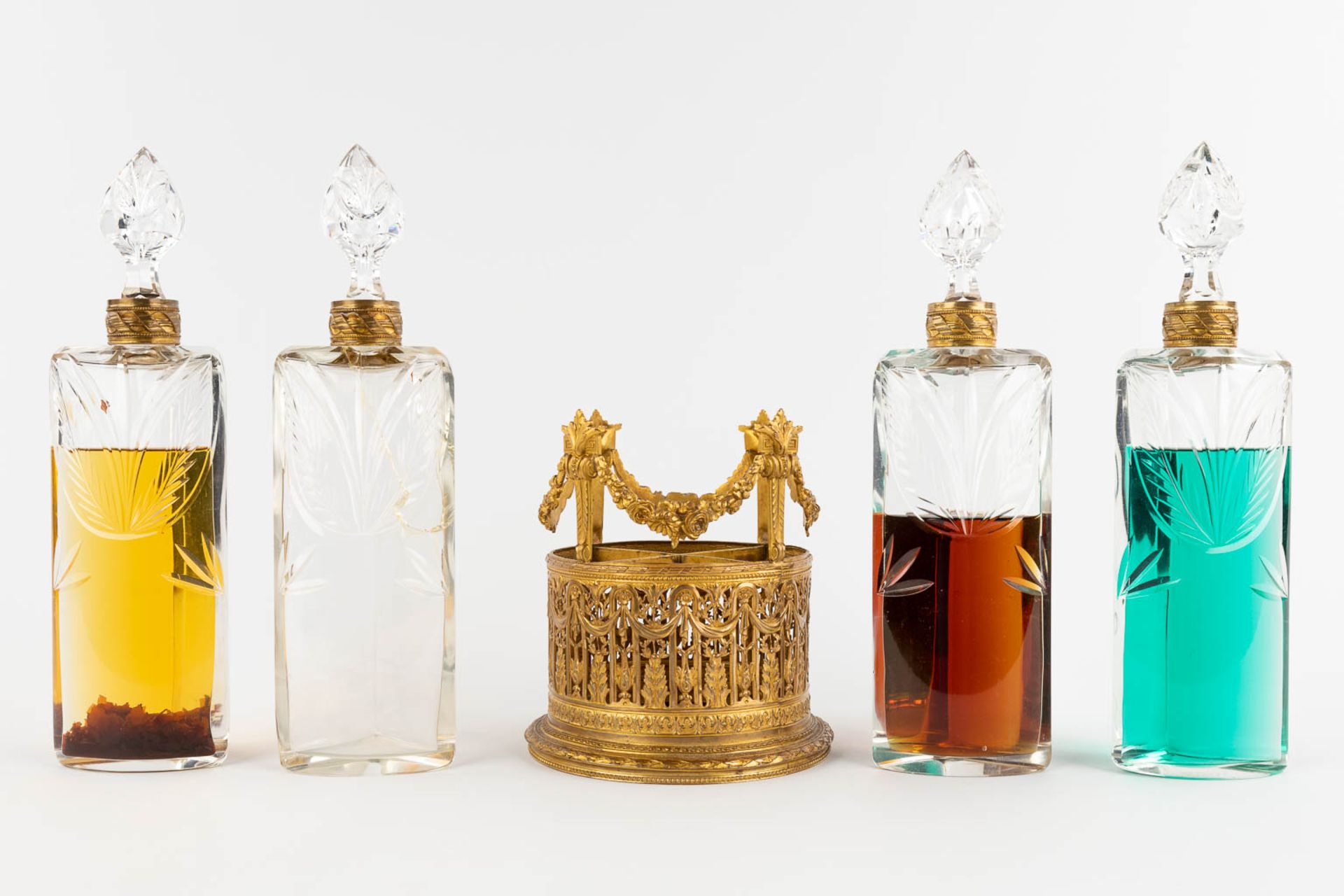 A Perfume set, gilt bronze in Louis XVI style with 4 glass bottles, Napoleon 3 period. (H:31 x D:15  - Bild 7 aus 15