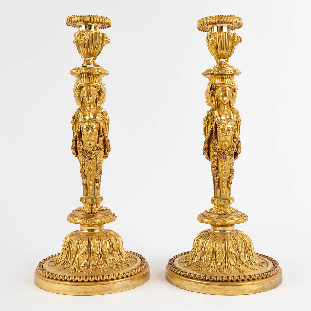 A pair of candlesticks/candleholders with Caryatids, gilt bronze in Louis XVI style. (H:33 x D:15 cm - Bild 5 aus 13