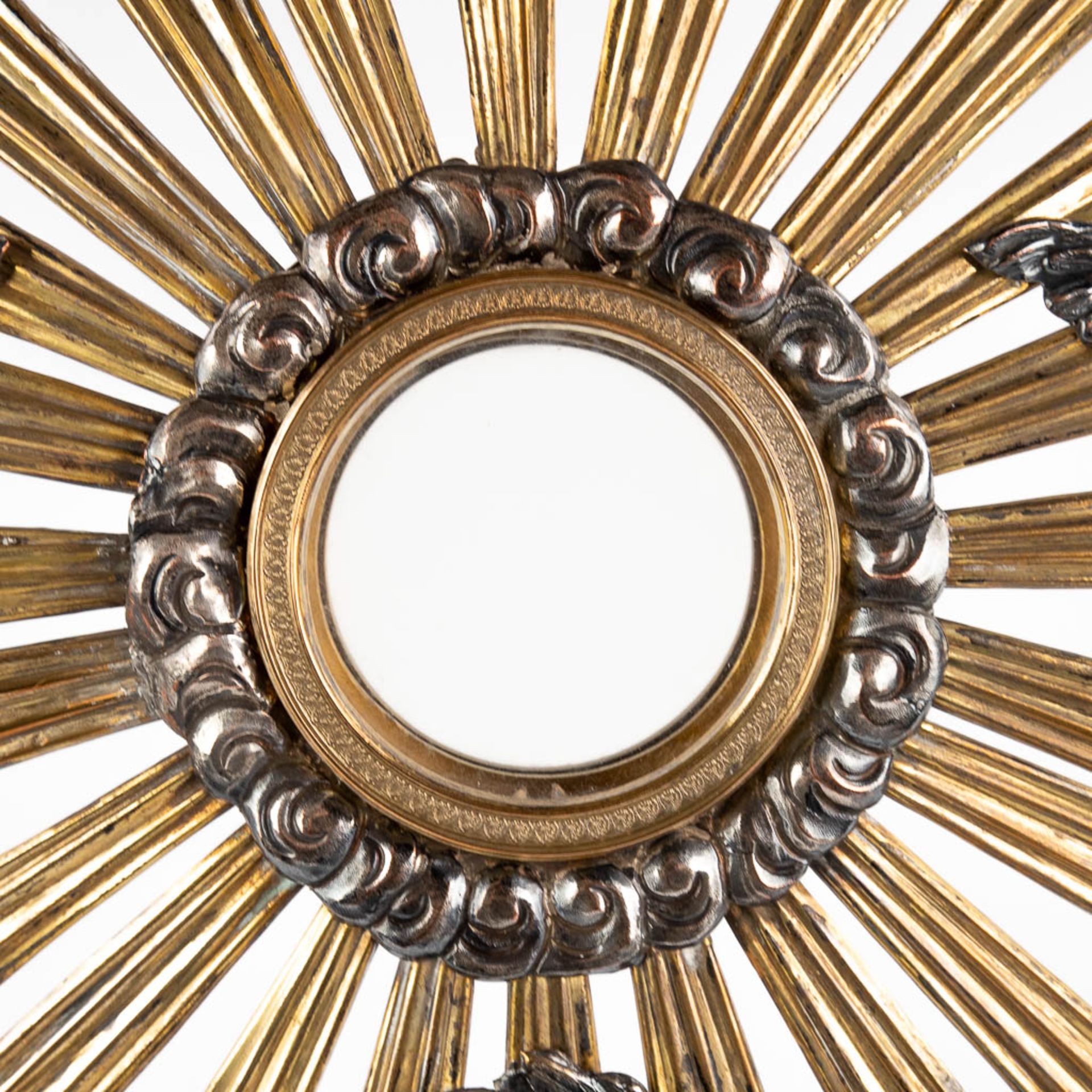 A sunburst monstrance, silver-plated metal and brass. Circa 1900. (D:15 x W:29 x H:57 cm) - Image 11 of 14
