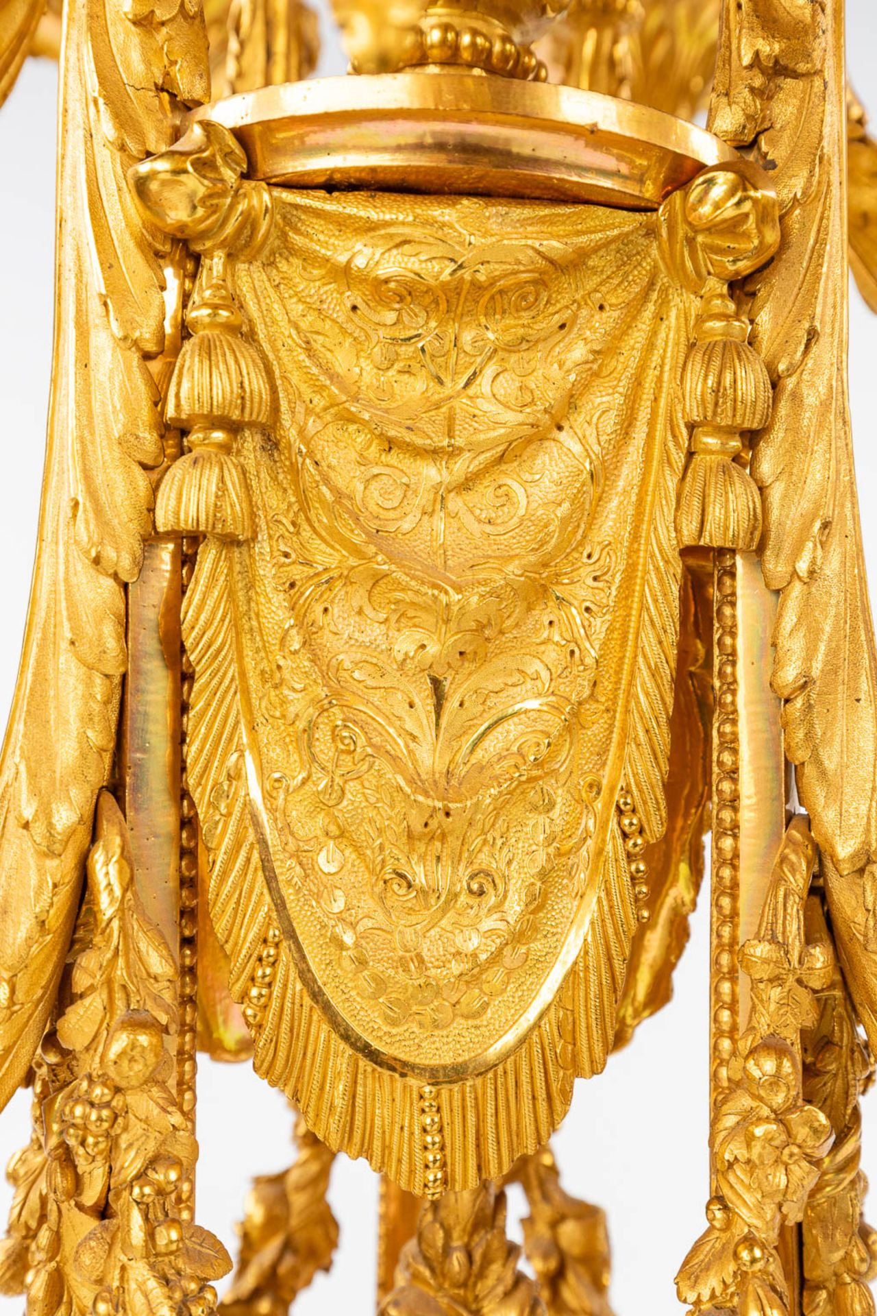 An imposing three-piece mantle garniture clock and candelabra, gilt bronze in Louis XVI style. Maiso - Bild 31 aus 38