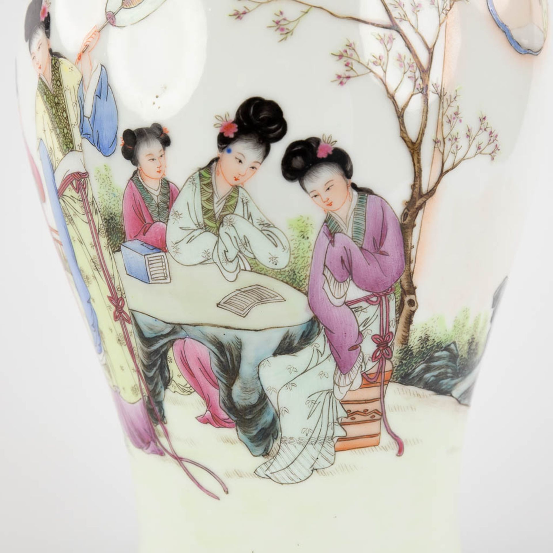 A Chinese vase decorated with a fine decor of ladies. 20th C. (H:34 x D:17 cm) - Image 14 of 14