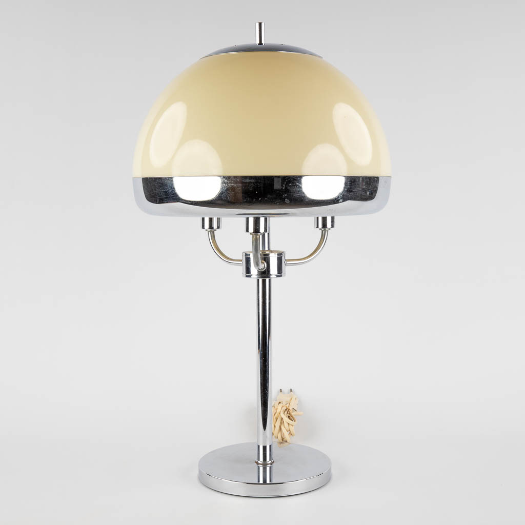 A mid-century table lamp, chromed metal and acrylic, probably Germany. 20th C. (H:61 x D:34 cm) - Bild 3 aus 11