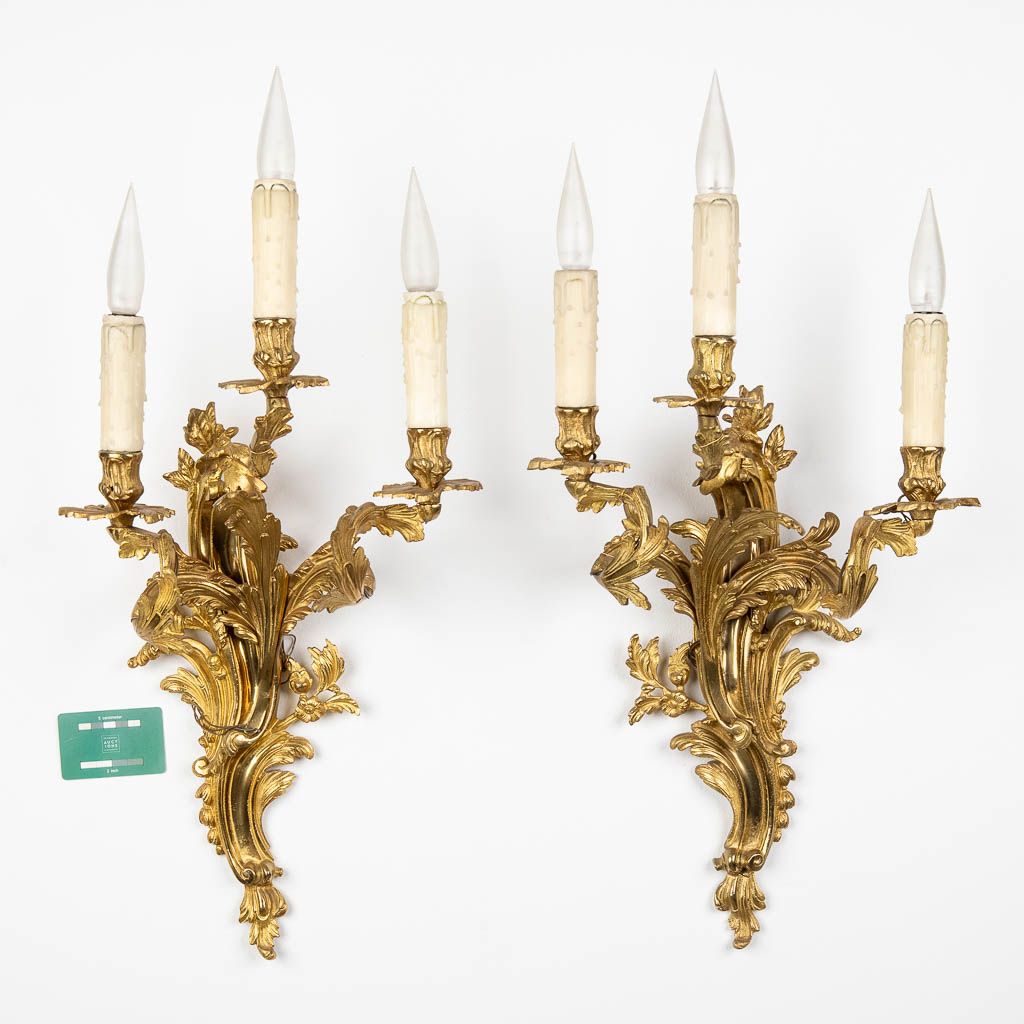 A pair of wall lamps, gilt bronze in Louis XV style. 20th C. (W:35 x H:60 cm) - Bild 2 aus 10