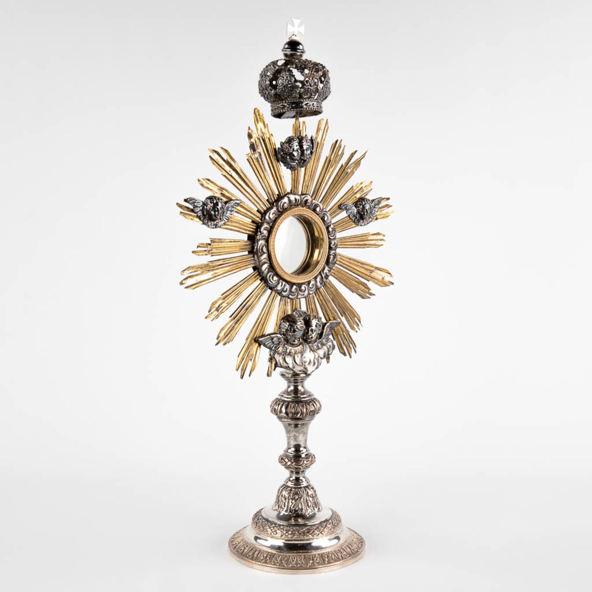 A sunburst monstrance, silver-plated metal and brass. Circa 1900. (D:15 x W:29 x H:57 cm) - Image 3 of 14