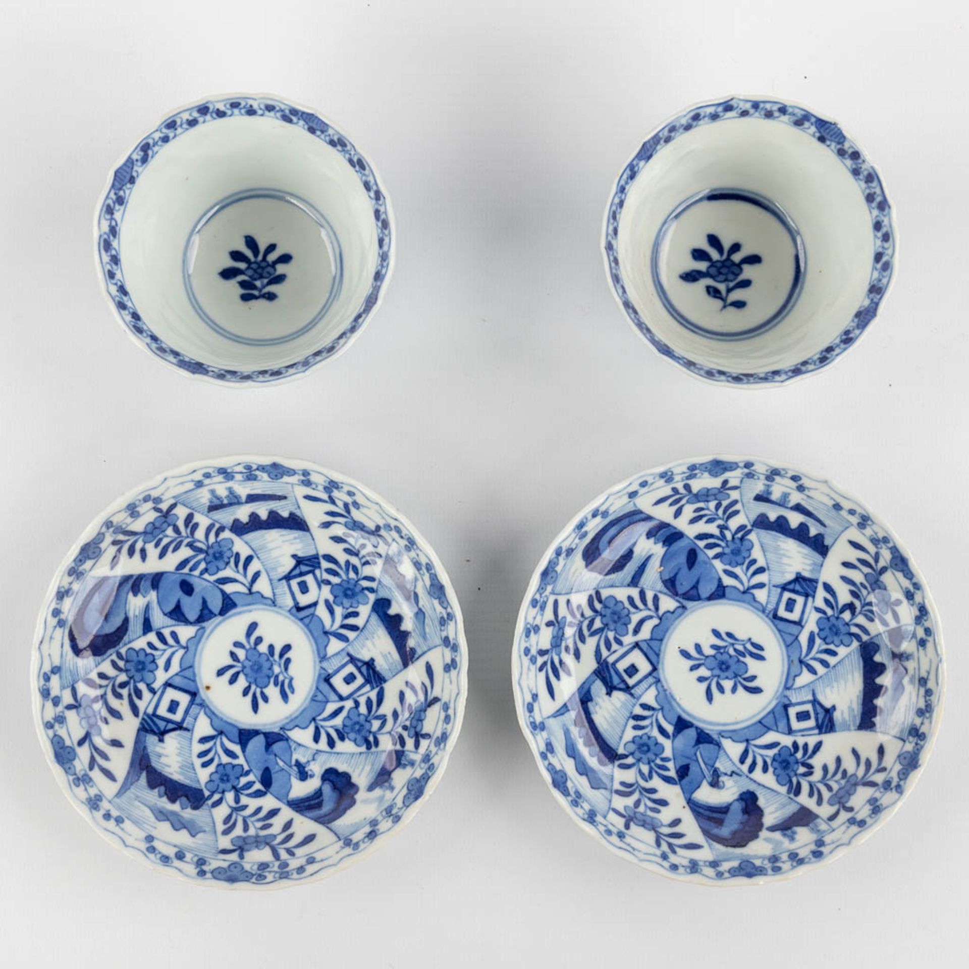 A collection of Chinese and Japanese porcelain, Imari, Blue-white, Famille Rose. 19th/20th C. (D:21 - Image 6 of 19