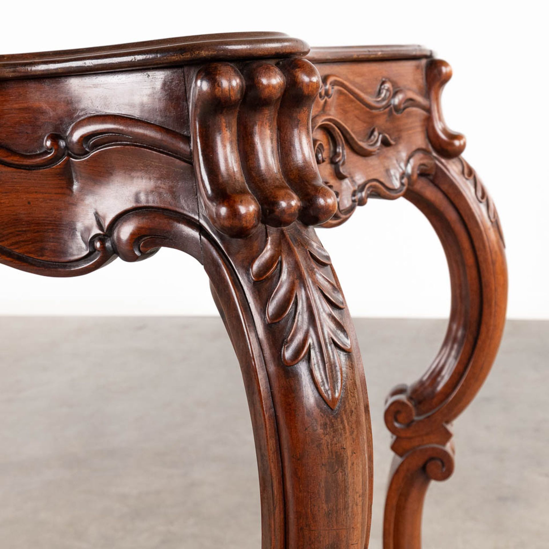 A console table, solid hardwood in Louis XV style. Circa 1900. (D:47 x W:108 x H:80 cm) - Image 10 of 12