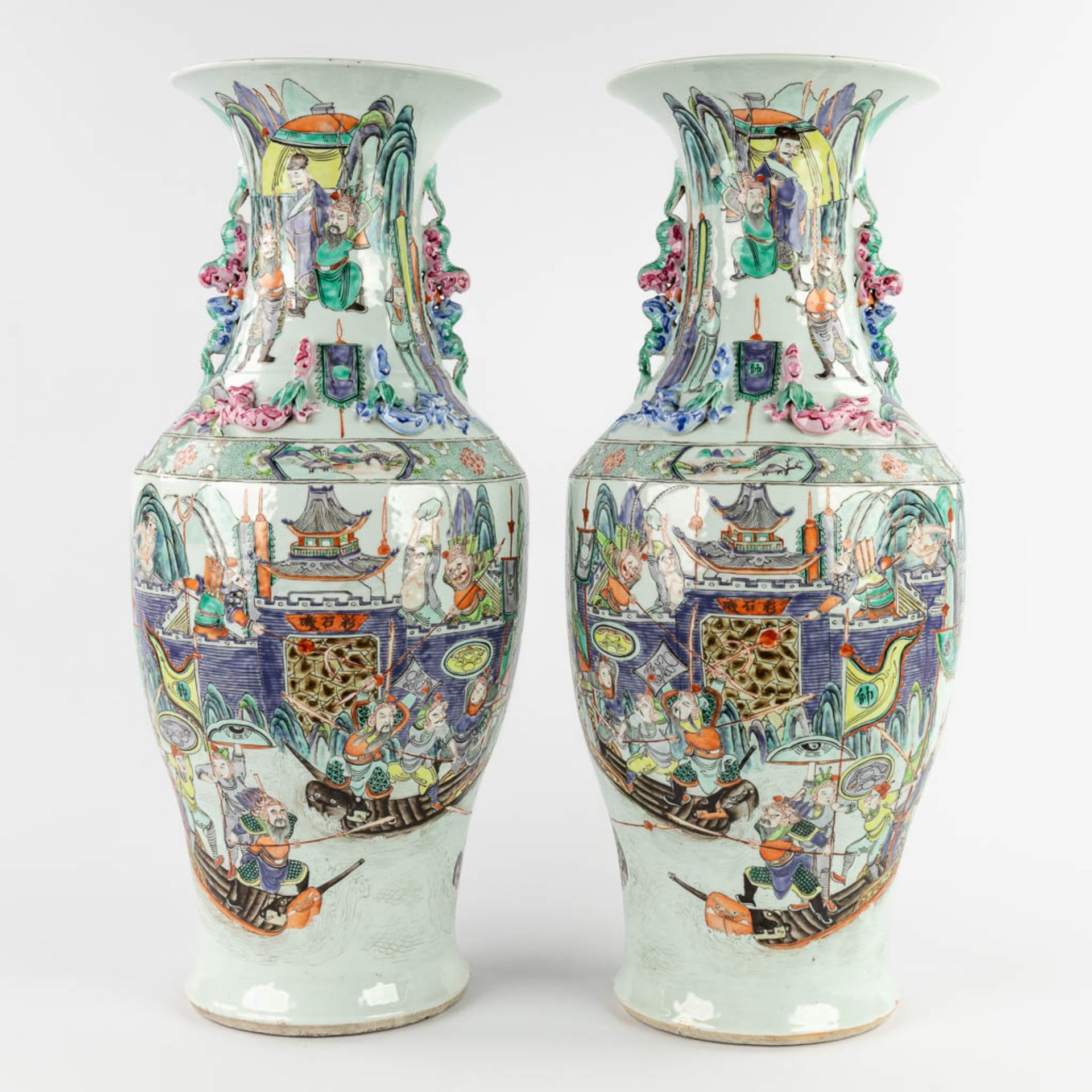 A pair of Chinese Famille Rose vases decorated with warriors in ships. 19th/20th C. (H:62 x D:26 cm) - Image 6 of 17