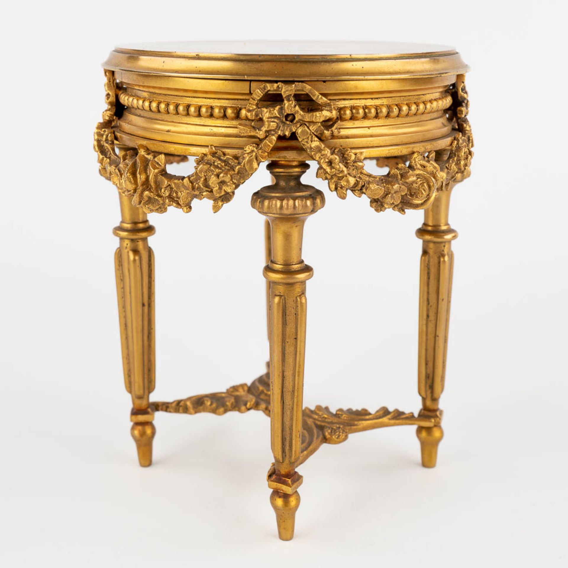 A miniature side table, gilt bronze, decorated with finely chiselled garlands, Louis XVI style. 19th - Bild 3 aus 13