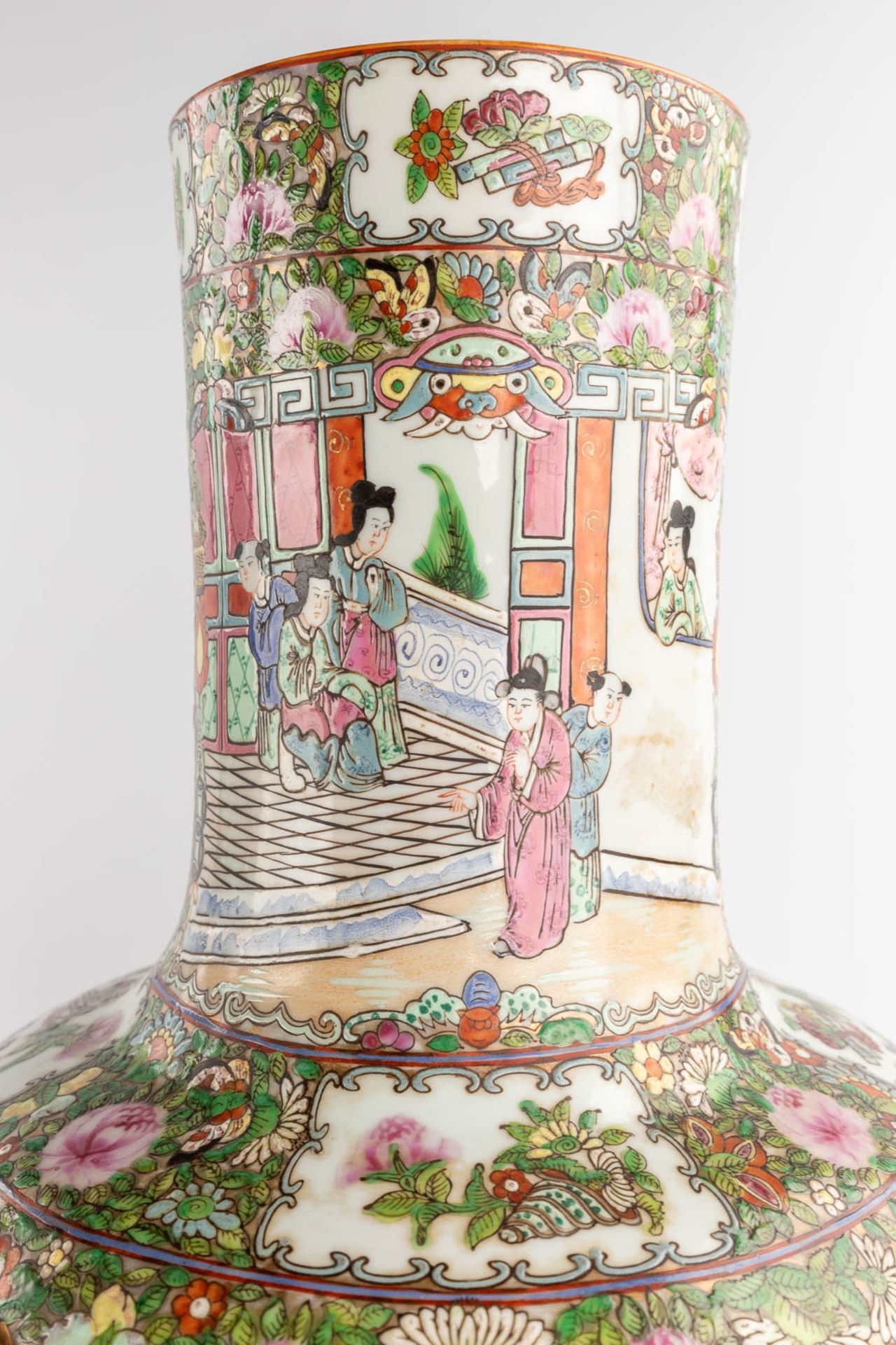 Two large Chinese Canton vases on a pedestal, 20th C. (H:50 x D:32 cm) - Image 8 of 15