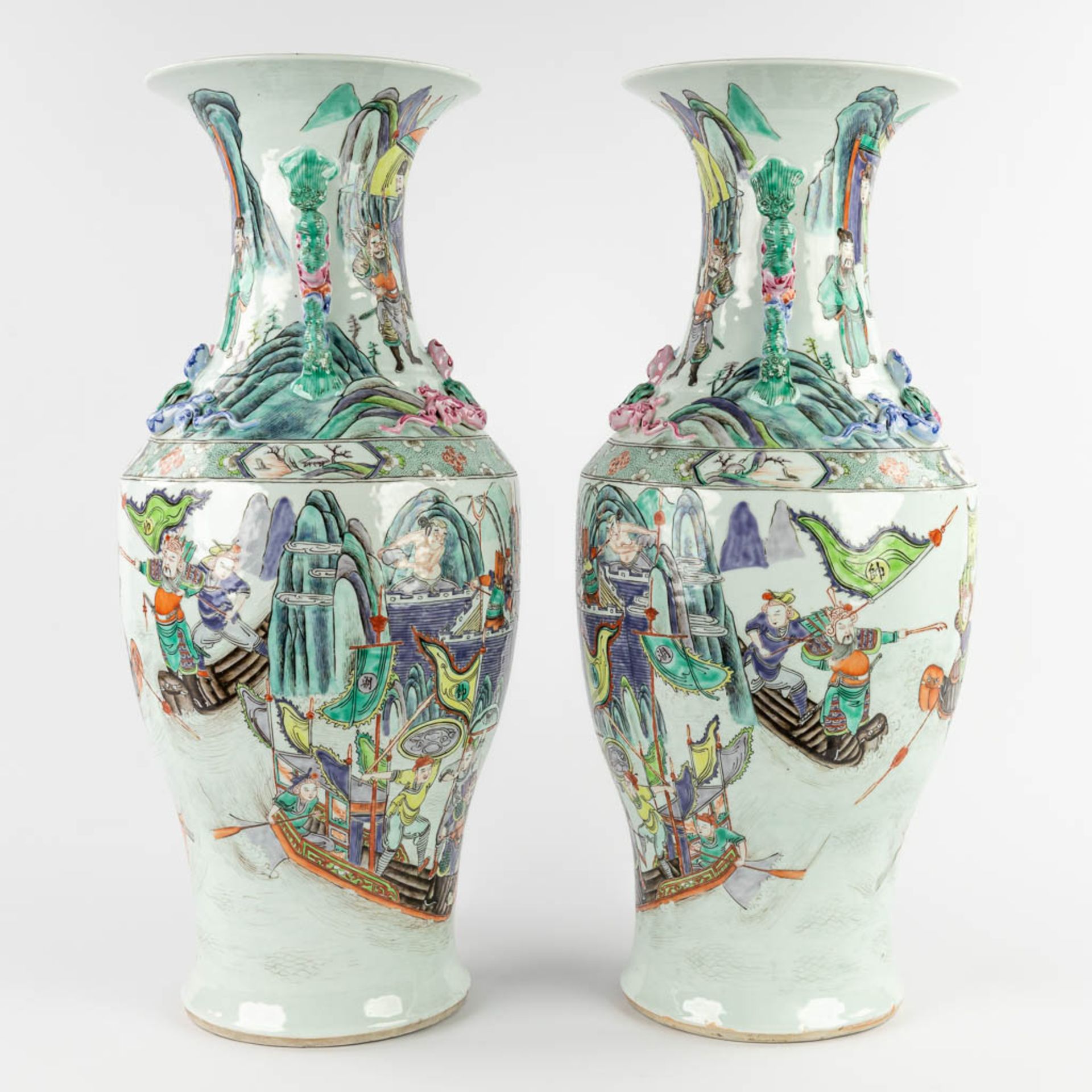 A pair of Chinese Famille Rose vases decorated with warriors in ships. 19th/20th C. (H:62 x D:26 cm) - Image 8 of 17
