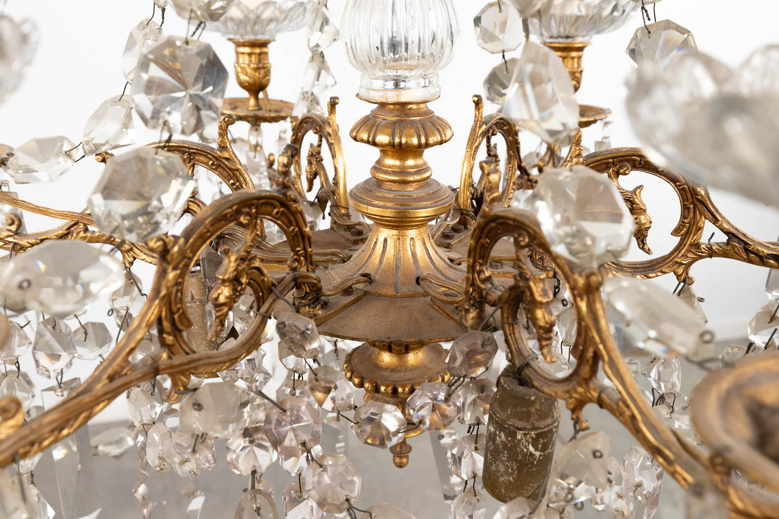 A large chandelier, bronze mounted with glass. (H:80 x D:56 cm) - Bild 7 aus 13