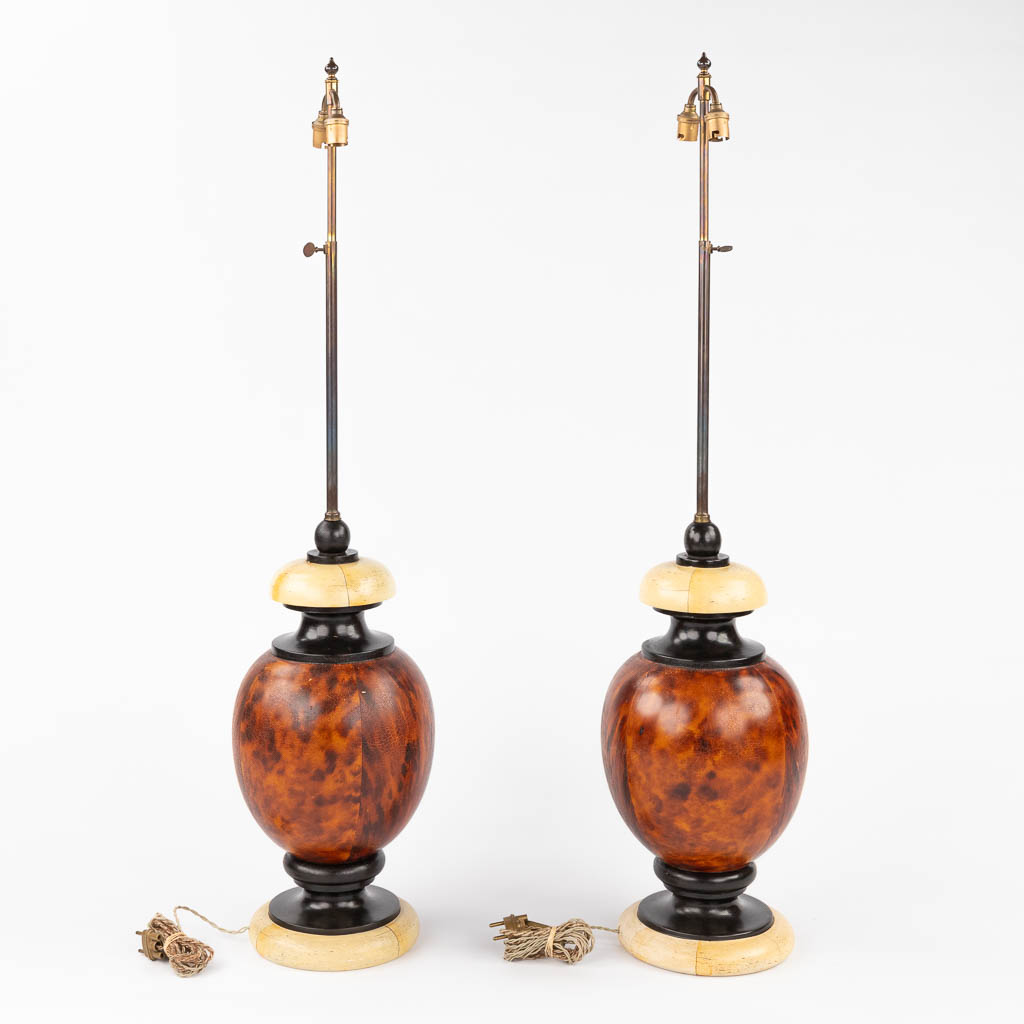 A decorative pair of wood table lamps. (H:94 x D:45 cm) - Bild 6 aus 11