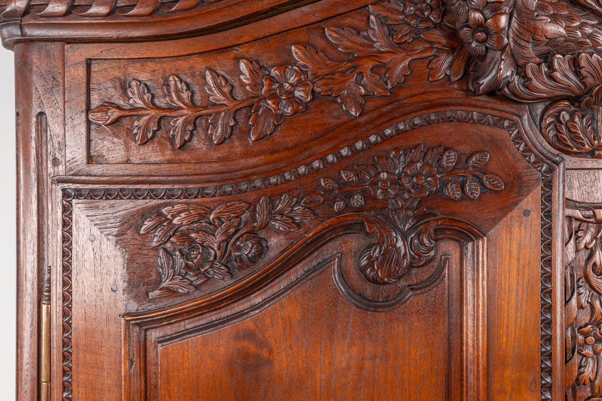 A wardrobe/cabinet, sculptured hardwood. 20th C. (D:64 x W:140 x H:235 cm) - Image 7 of 20