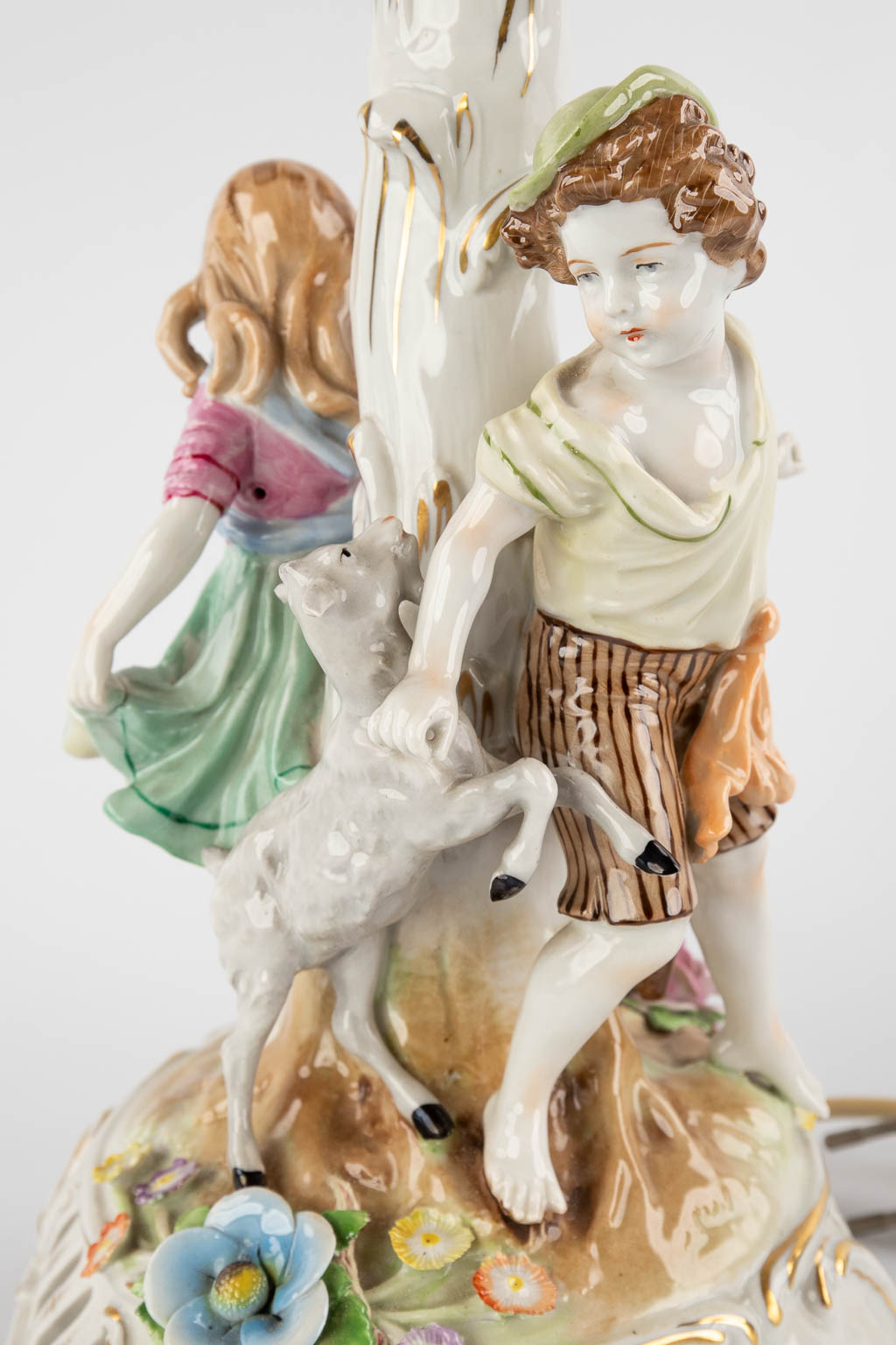 Plaue, a polychrome porcelain table lamp with porcelain shade. 20th C. (H:46 x D:28,5 cm) - Bild 16 aus 17
