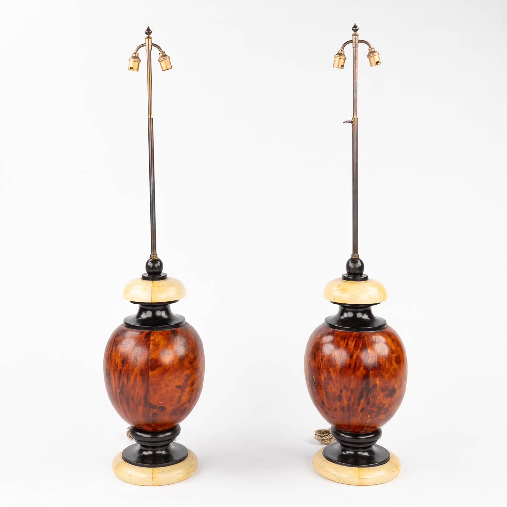 A decorative pair of wood table lamps. (H:94 x D:45 cm) - Bild 3 aus 11