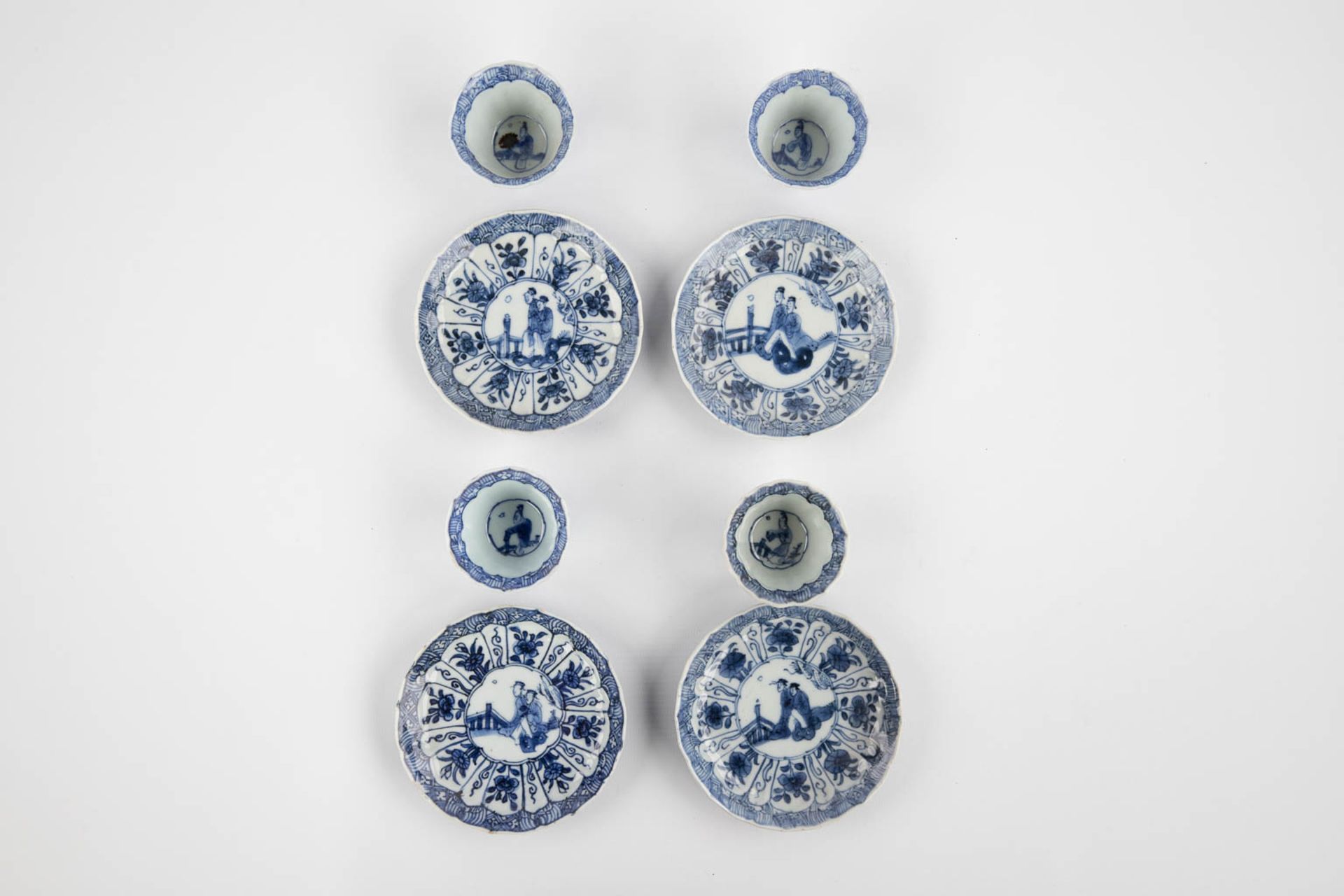 A collection of Chinese and Japanese porcelain, Imari, Blue-white, Famille Rose. 19th/20th C. (D:21 - Image 15 of 19