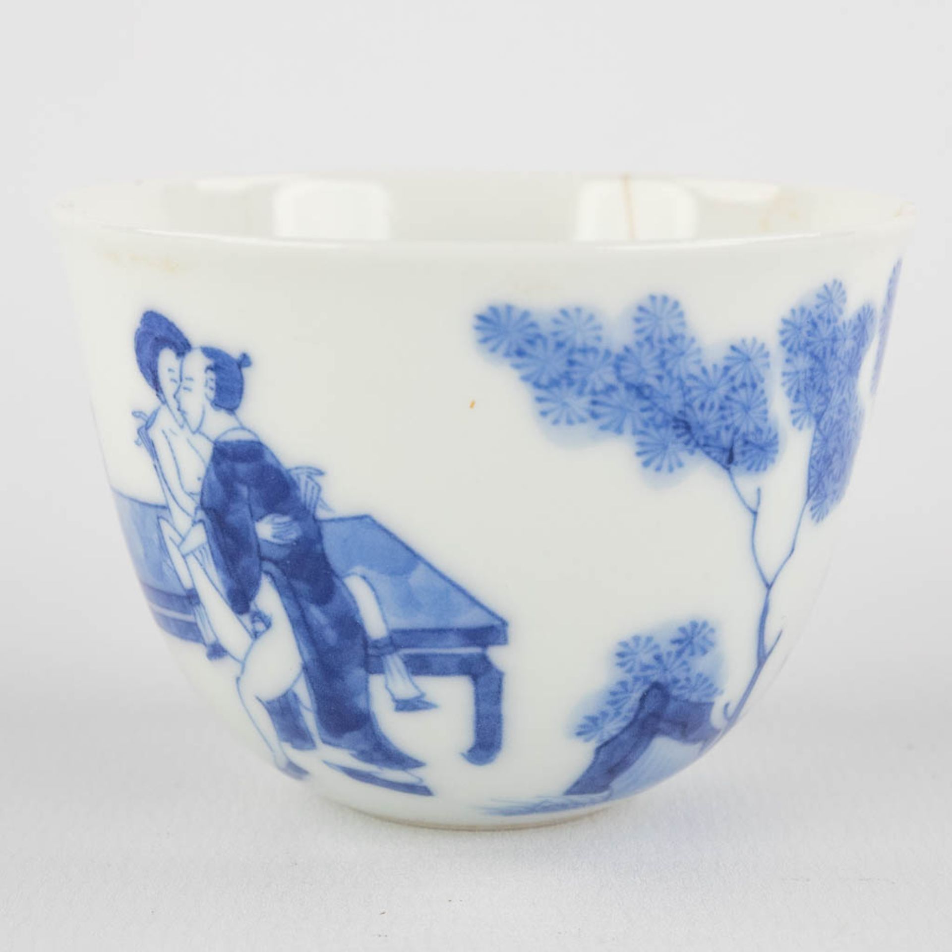 A small Chinese teacup with blue-white erotic scène, Chenghua mark, 19th/20th C. (H:4,5 x D:6,2 cm) - Image 7 of 11