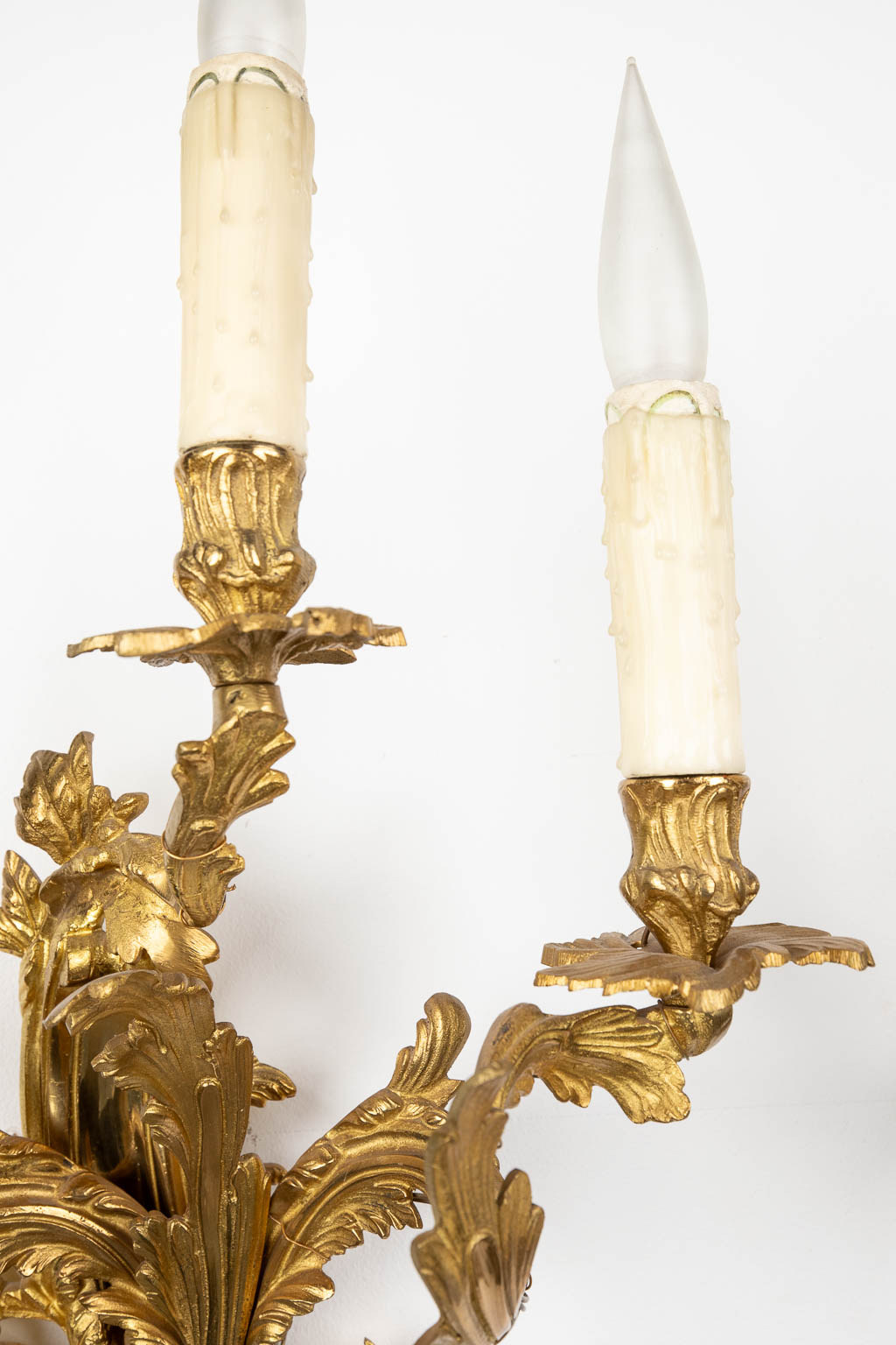 A pair of wall lamps, gilt bronze in Louis XV style. 20th C. (W:35 x H:60 cm) - Bild 8 aus 10