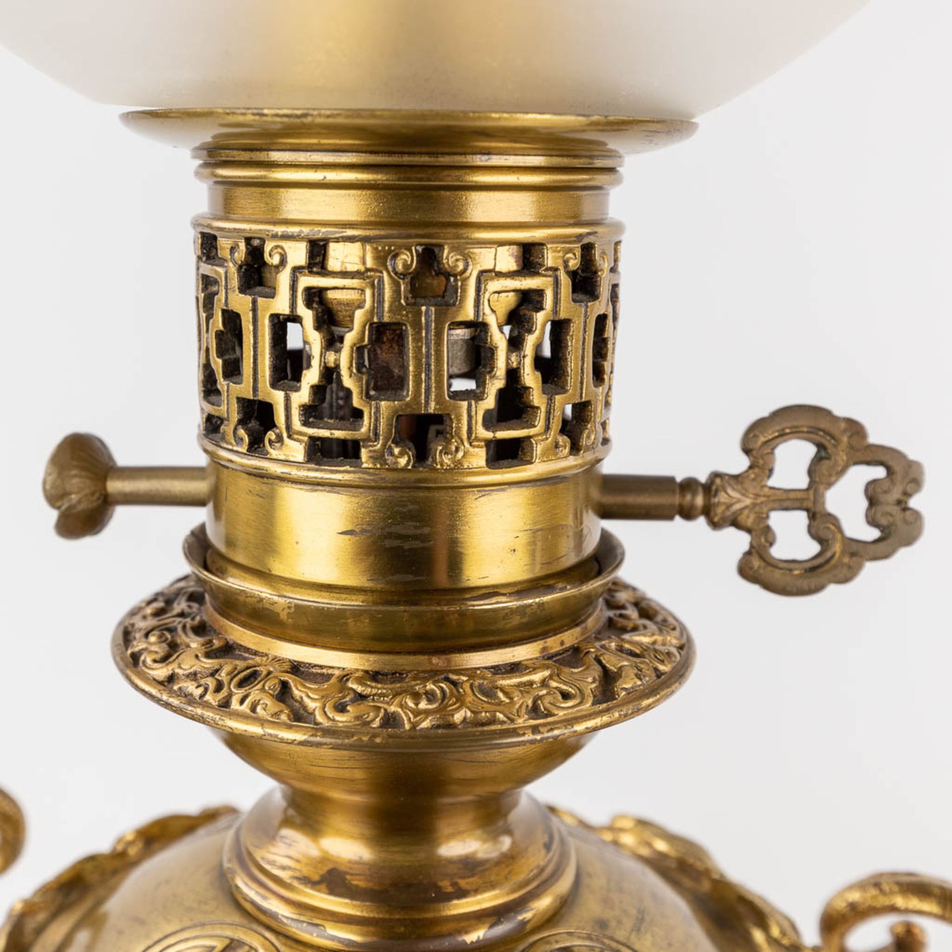 A pair of antique oil lamps reformed into table lamps, hand-painted decor and mounted with bronze. 1 - Bild 11 aus 17