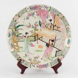 A large Oriental Famille Rose plate/charger, decorated with ladies. 19th/20th C. (D:36,5 cm)