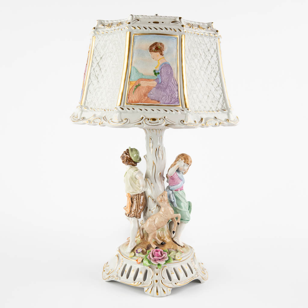 Plaue, a polychrome porcelain table lamp with porcelain shade. 20th C. (H:46 x D:28,5 cm) - Bild 3 aus 17