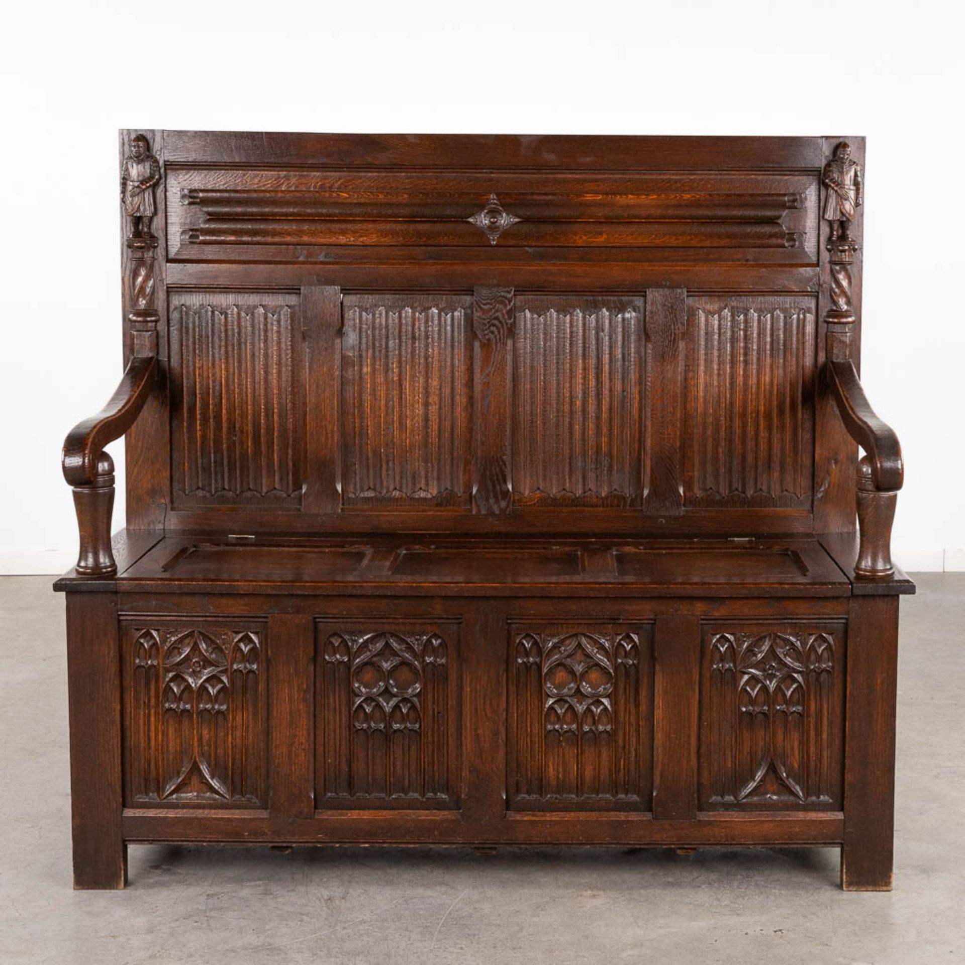 A hallbench with wood sculptures, oak, Gothic Revival. (D:54 x W:132 x H:120 cm) - Image 4 of 15