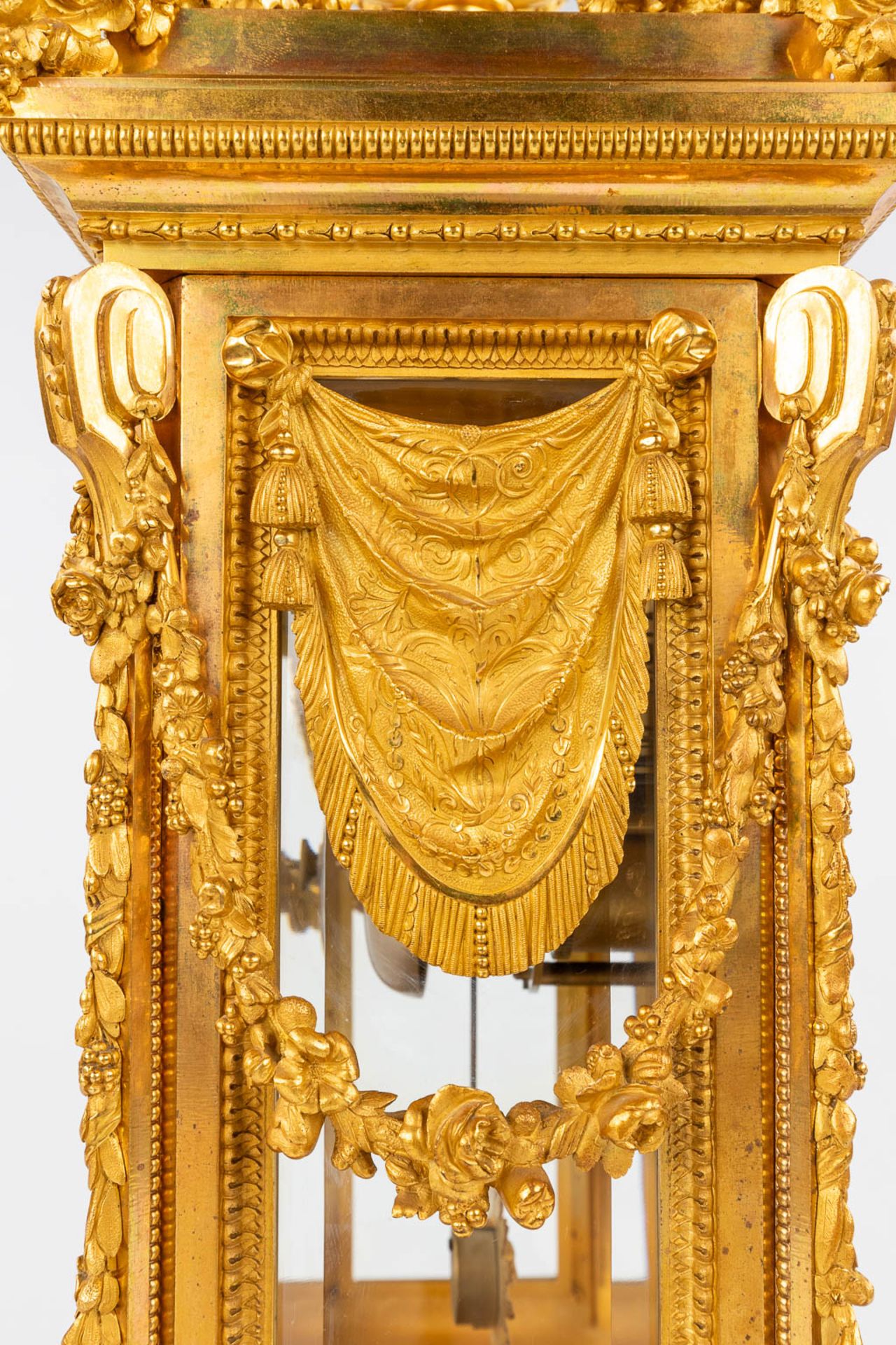 An imposing three-piece mantle garniture clock and candelabra, gilt bronze in Louis XVI style. Maiso - Bild 11 aus 38