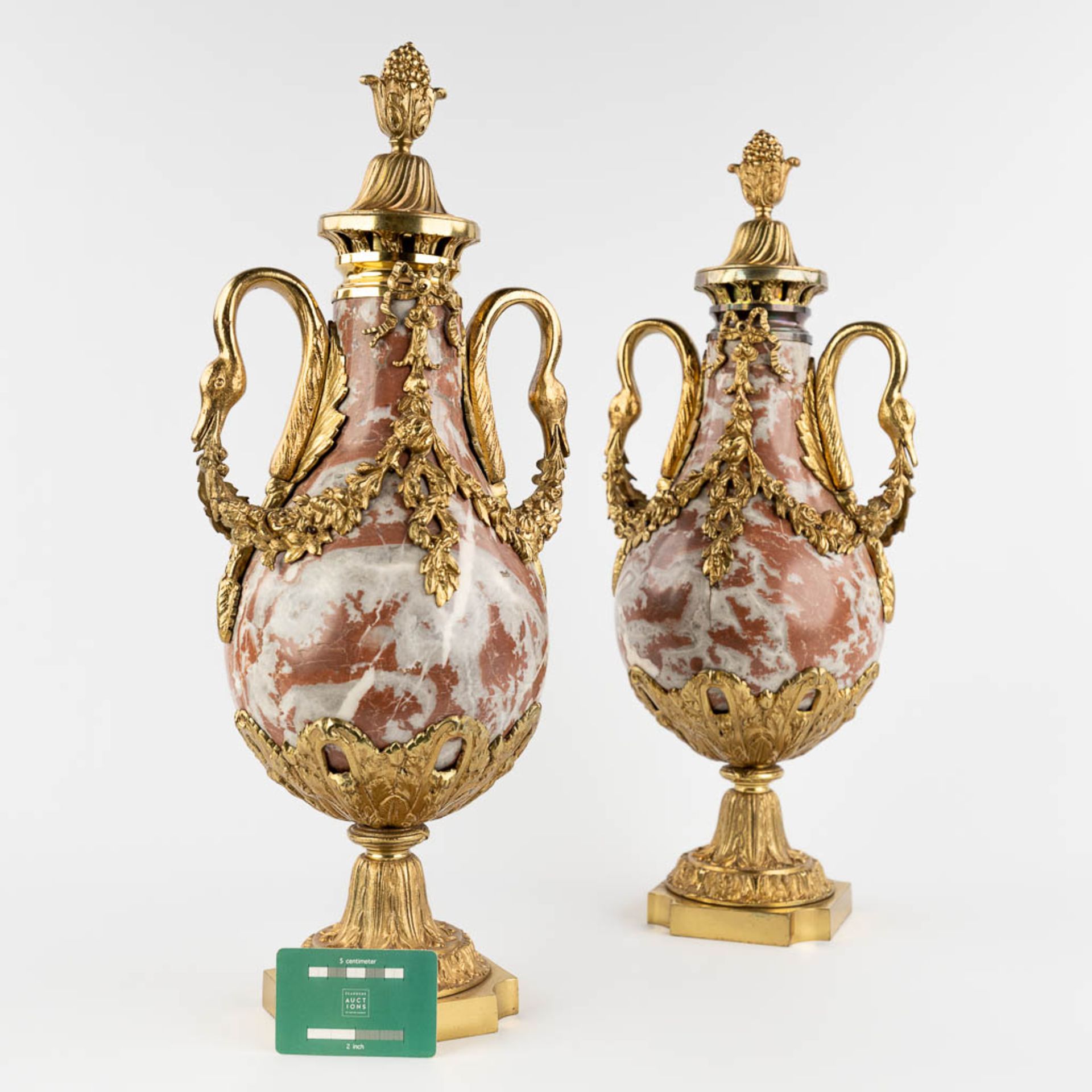 A pair of cassolettes, red and grey marble mounted with bronze in Empire style. (D:18 x W:23 x H:54  - Bild 2 aus 13