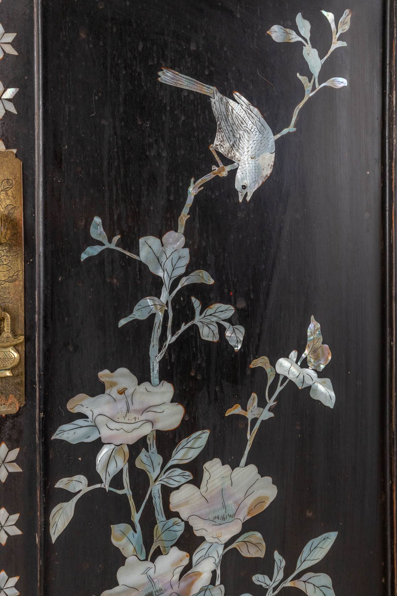 A Chinoiserie cabinet, mother of pearl inlay in ebonised wood. 20th C. (D:31 x W:61 x H:92 cm) - Bild 12 aus 14