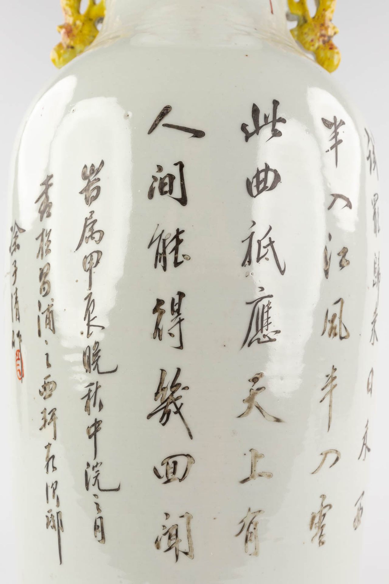 A pair of Chinese vases Qianjian cai, decor of wise men holding a cloth, signed Tu Ziqing. 19th/20th - Image 19 of 19