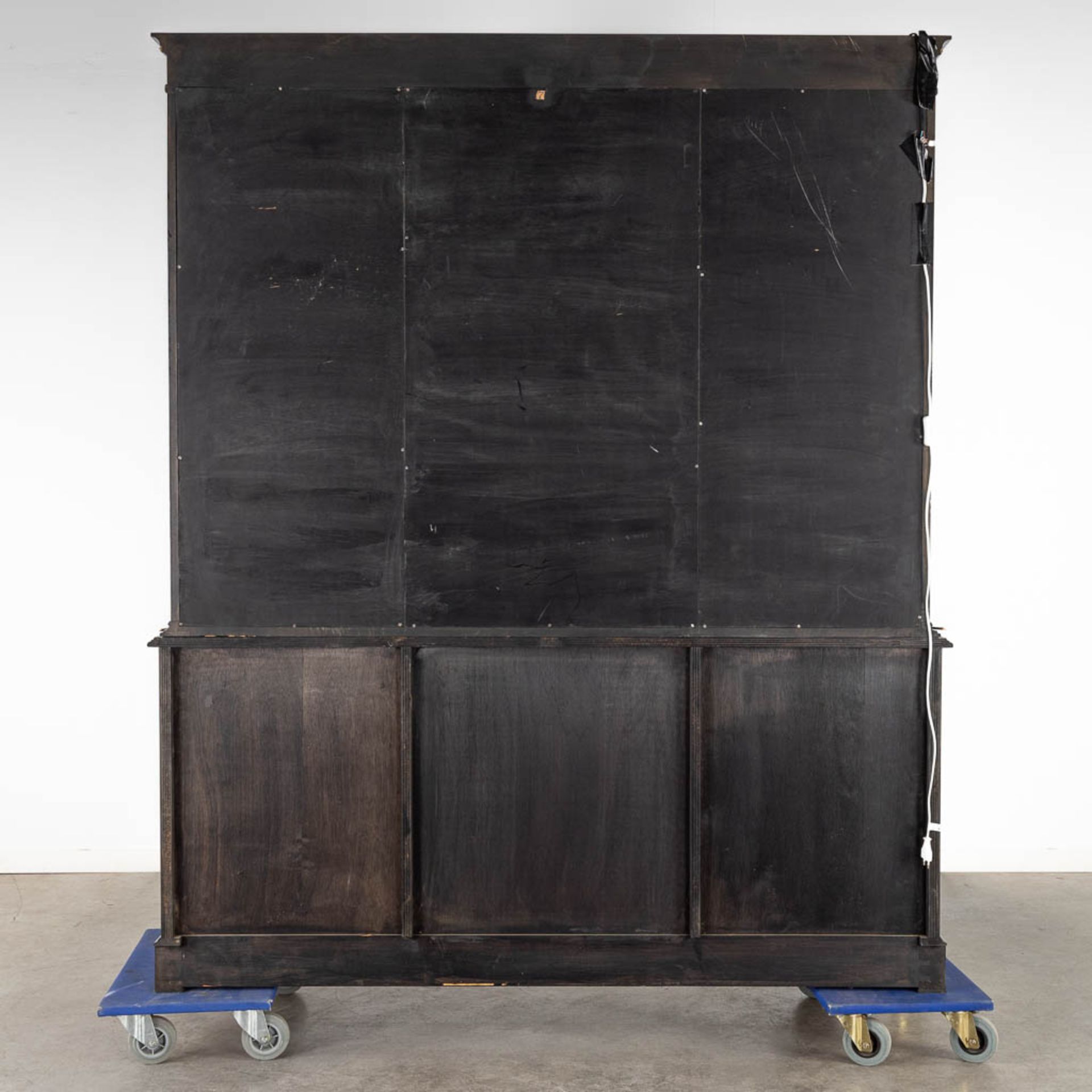 A black lacquered bookcase with gilt hardware. 20th C. (D:42 x W:167 x H:198 cm) - Image 7 of 13