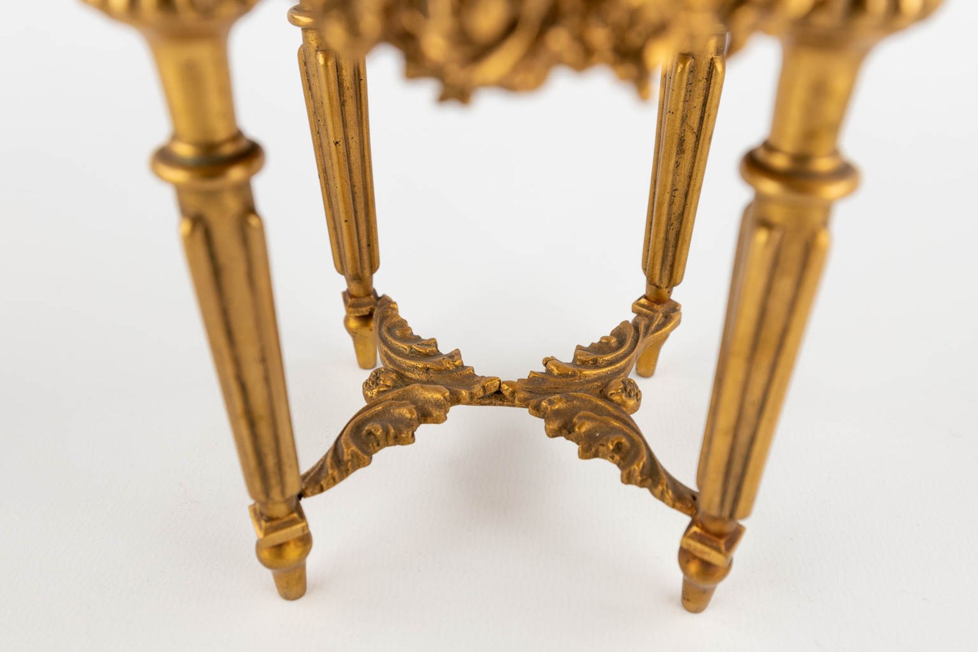 A miniature side table, gilt bronze, decorated with finely chiselled garlands, Louis XVI style. 19th - Bild 9 aus 13