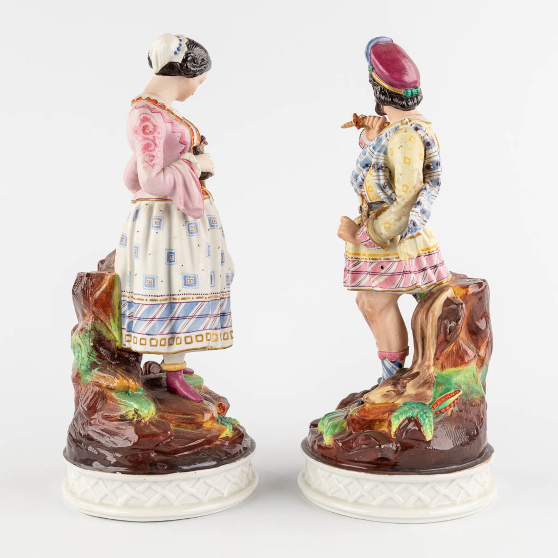 A pair of bisque porcelain figurines with images of the hunt, probably England. 19th C. (H:29 cm) - Bild 5 aus 12