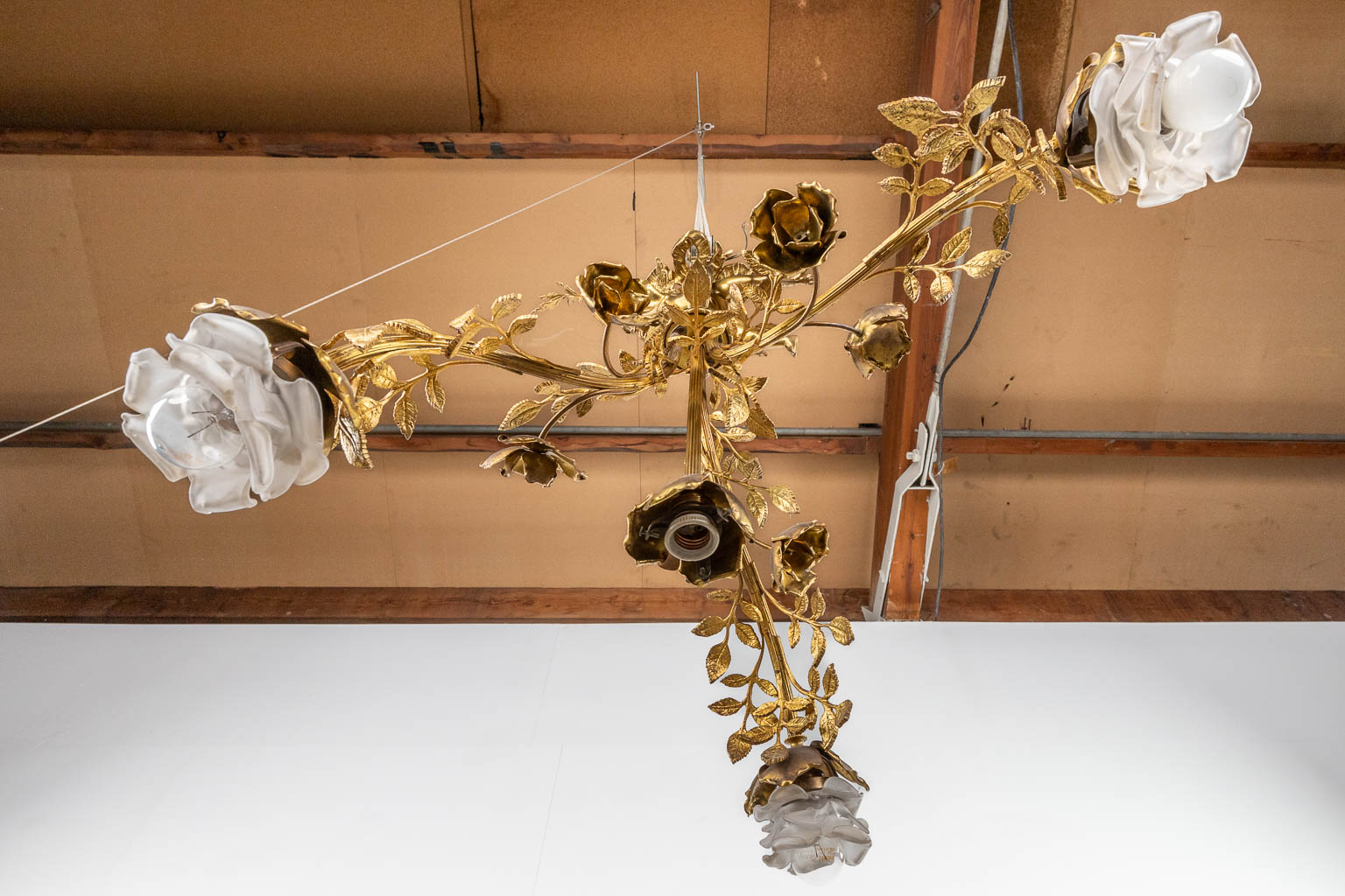 A chandelier with a putto, gilt brass decorated with branches and flowers. 20th C. (H:65 x D:56 cm) - Bild 12 aus 12