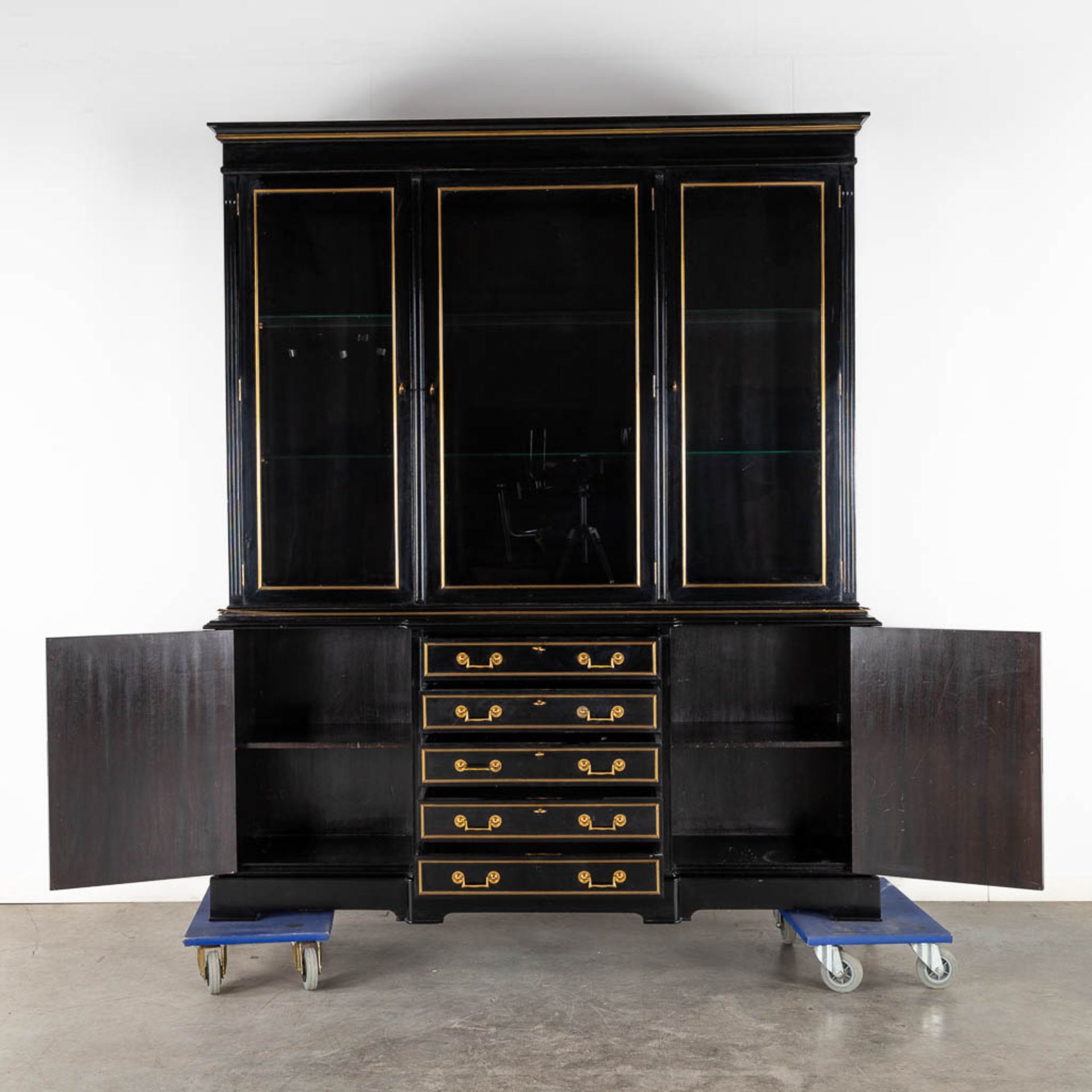 A black lacquered bookcase with gilt hardware. 20th C. (D:42 x W:167 x H:198 cm) - Image 4 of 13