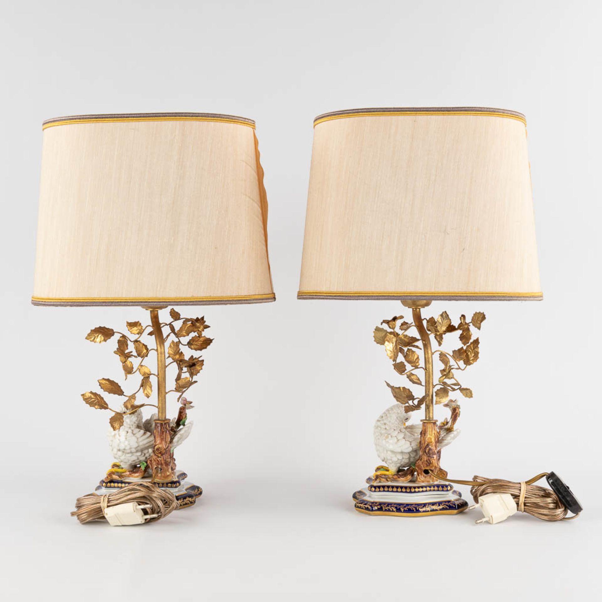 A pair of porcelain and metal table lamps decorated with birds, Sèvres marks. 20th C. (D:12 x W:15 x - Bild 4 aus 11