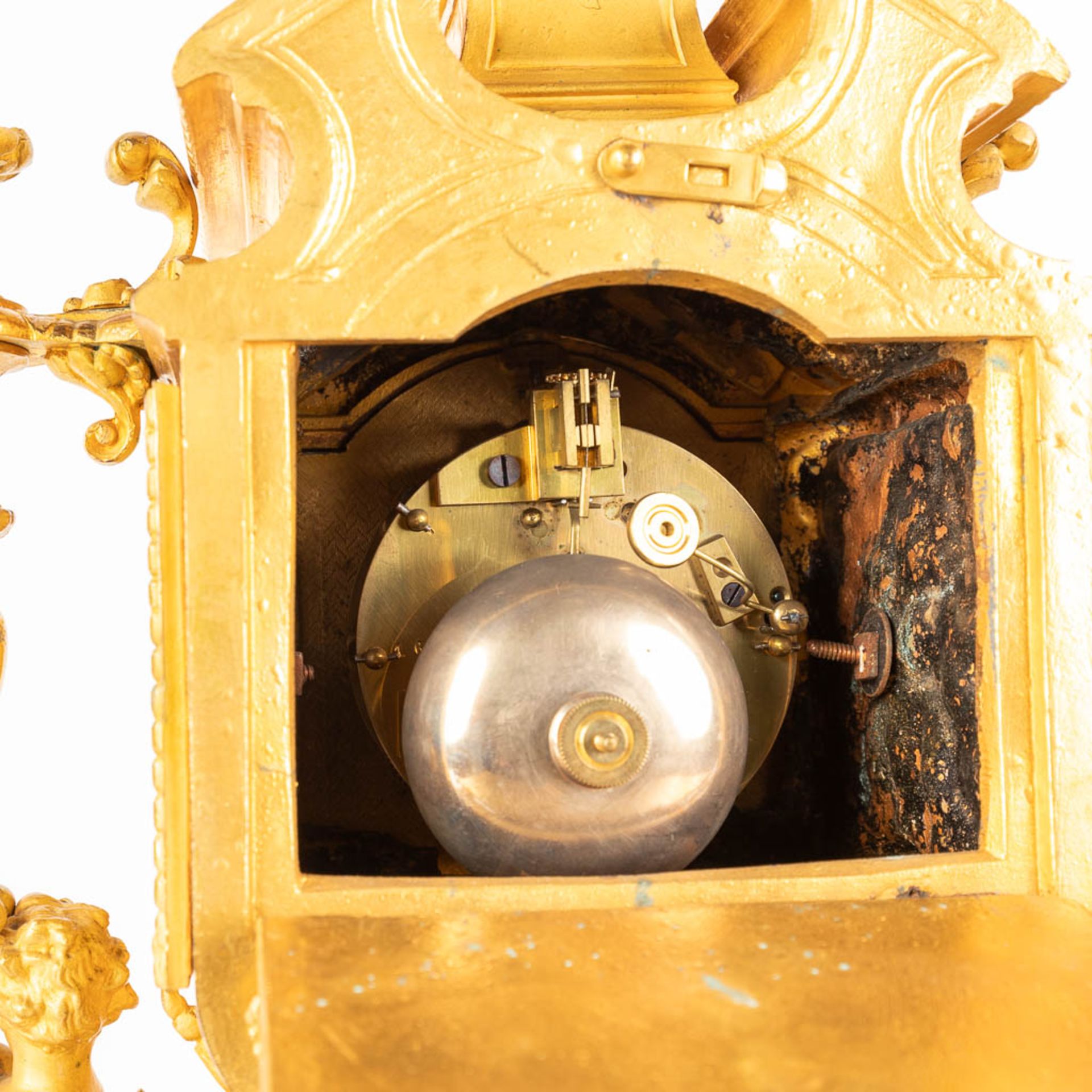 A three-piece mantle garniture clock and candelabra, gilt spelter, decorated with putti. Circa 1900. - Bild 7 aus 19
