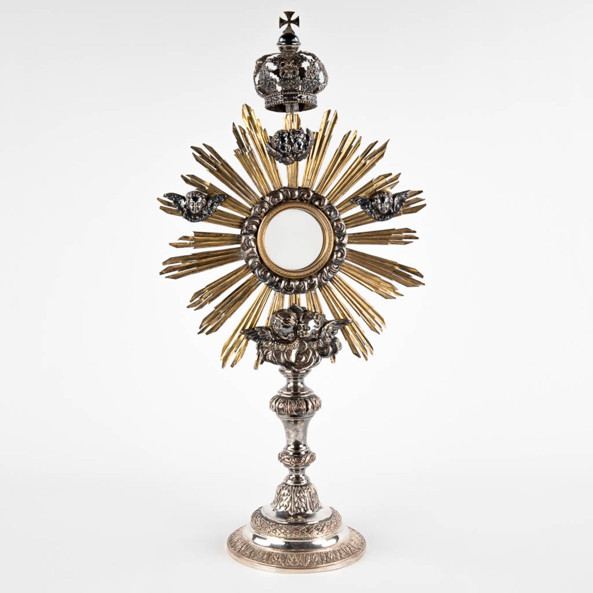 A sunburst monstrance, silver-plated metal and brass. Circa 1900. (D:15 x W:29 x H:57 cm)