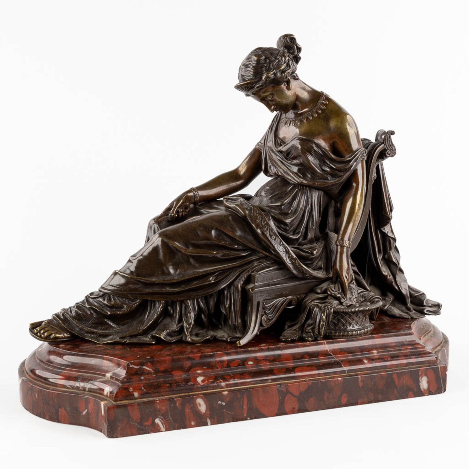 Roman lady holding a dagger, patinated bronze on a red marble base. 19th C. (D:18 x W:43 x H:34 cm) - Bild 3 aus 11