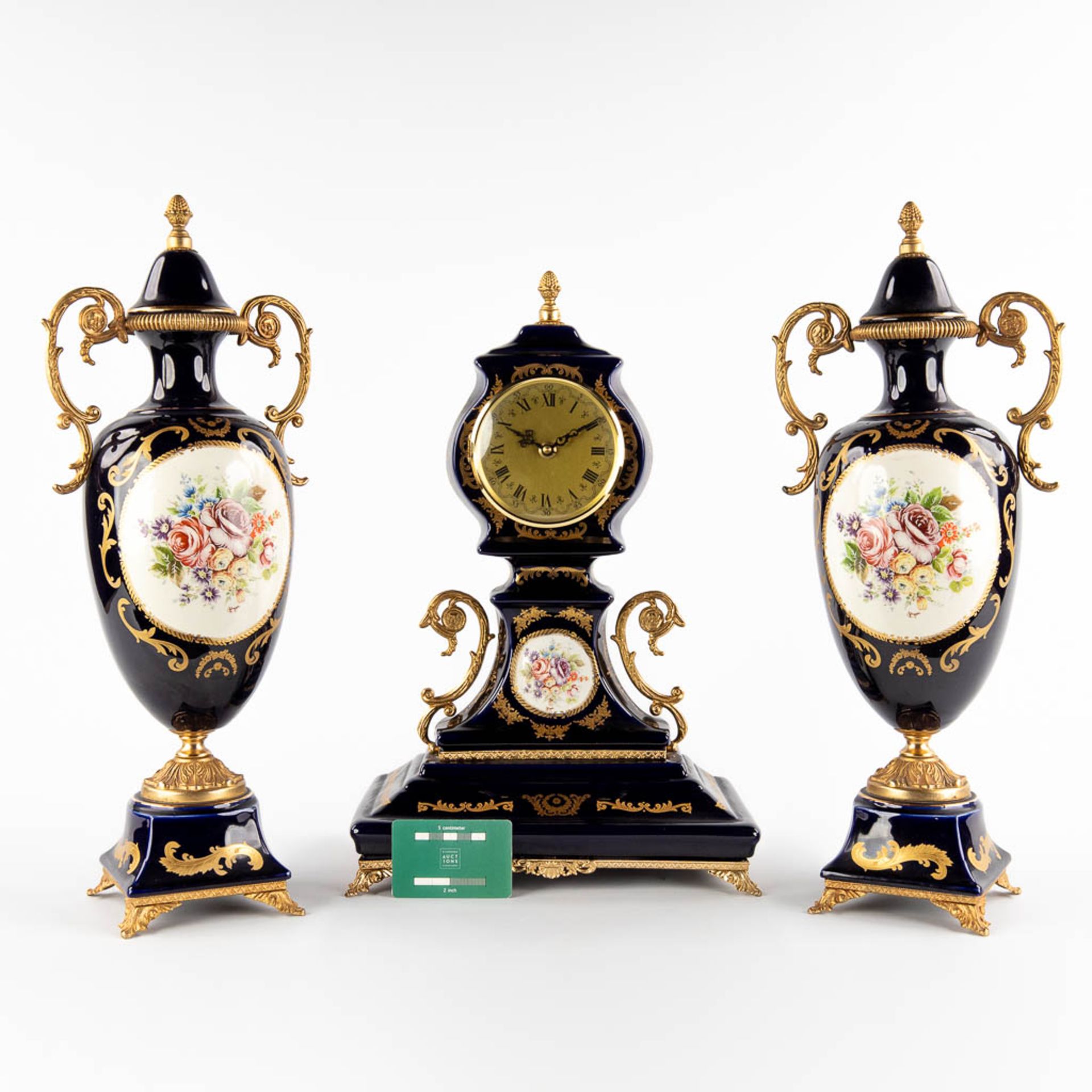 A three-piece mantle garniture clock with side pieces, cobalt blue porcelain mounted with bronze. Sè - Bild 2 aus 13