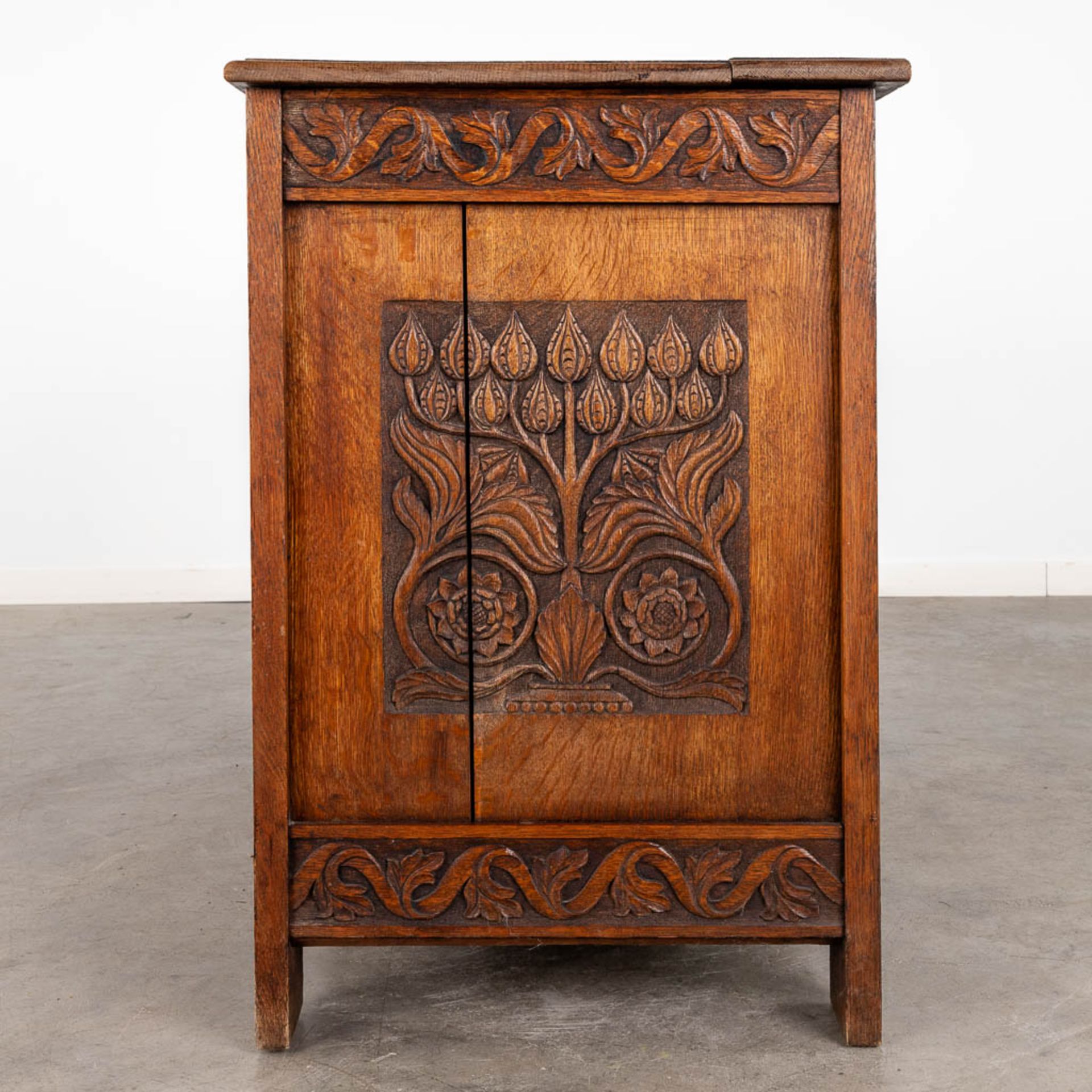 An antique and decorative chest with wood-sculptures. (D:56 x W:122 x H:82 cm) - Image 5 of 15