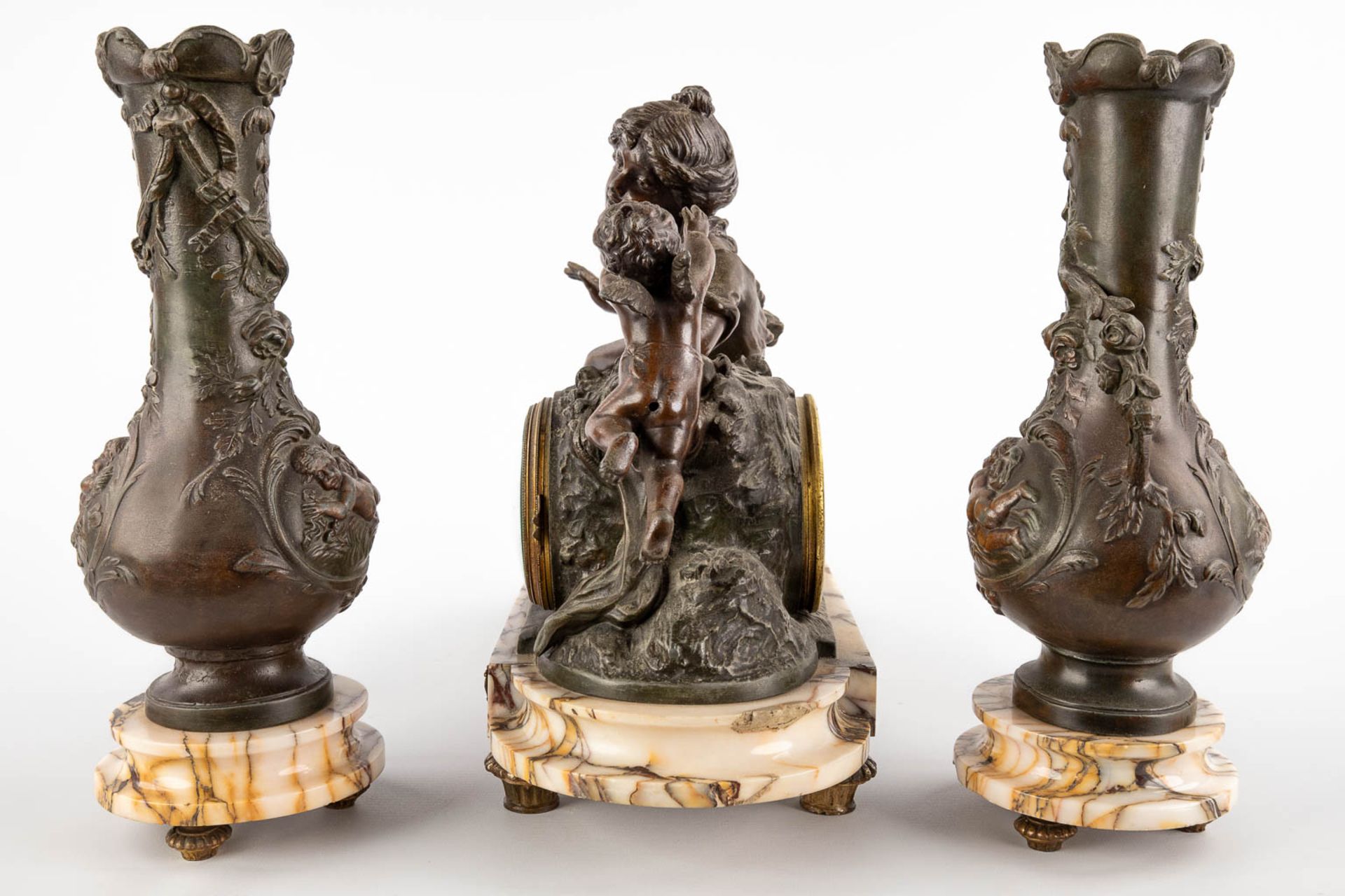 A three-piece garniture clock and side pieces, decorated of a lady with an angel, spelter on marble. - Bild 8 aus 15