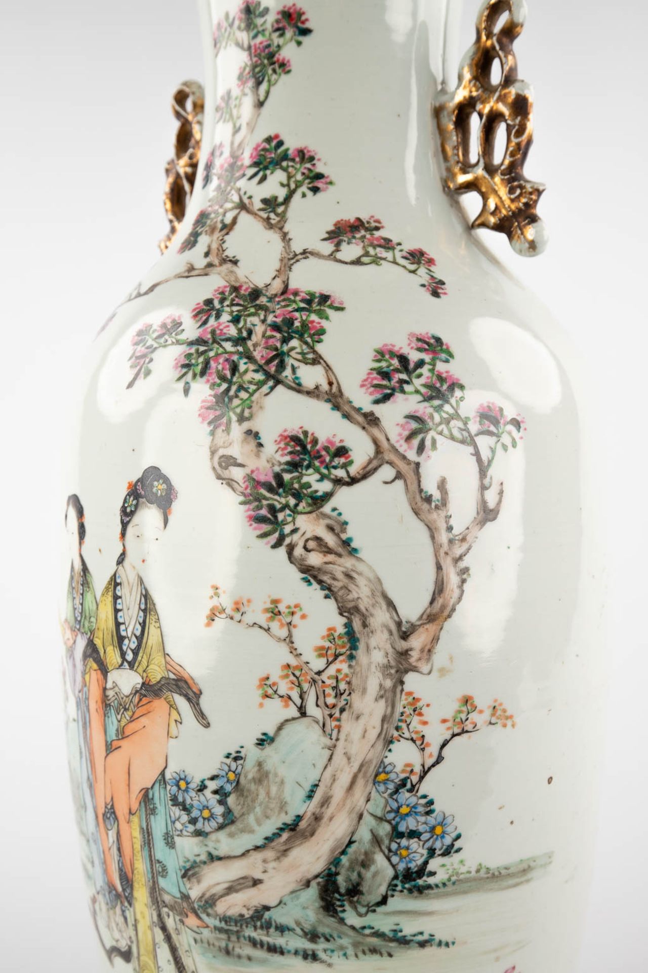 A Chinese vase decorated with ladies and calligraphic texts. 19th/20th C. (H:58 x D:22 cm) - Image 11 of 12