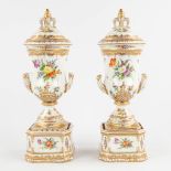 Dresden, a pair of polychrome urns with a lid. Hand-painted floral decor. (D:8,5 x W:9 x H:26 cm)