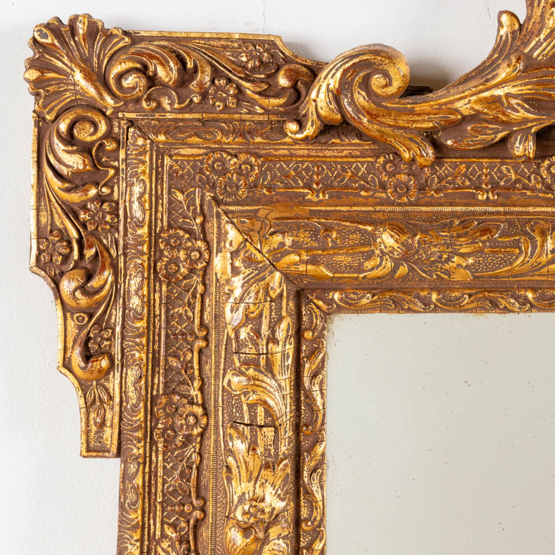 A mirror, sculptured wood and gilt stucco. Circa 1900. (W:135 x H:85 cm) - Image 5 of 8