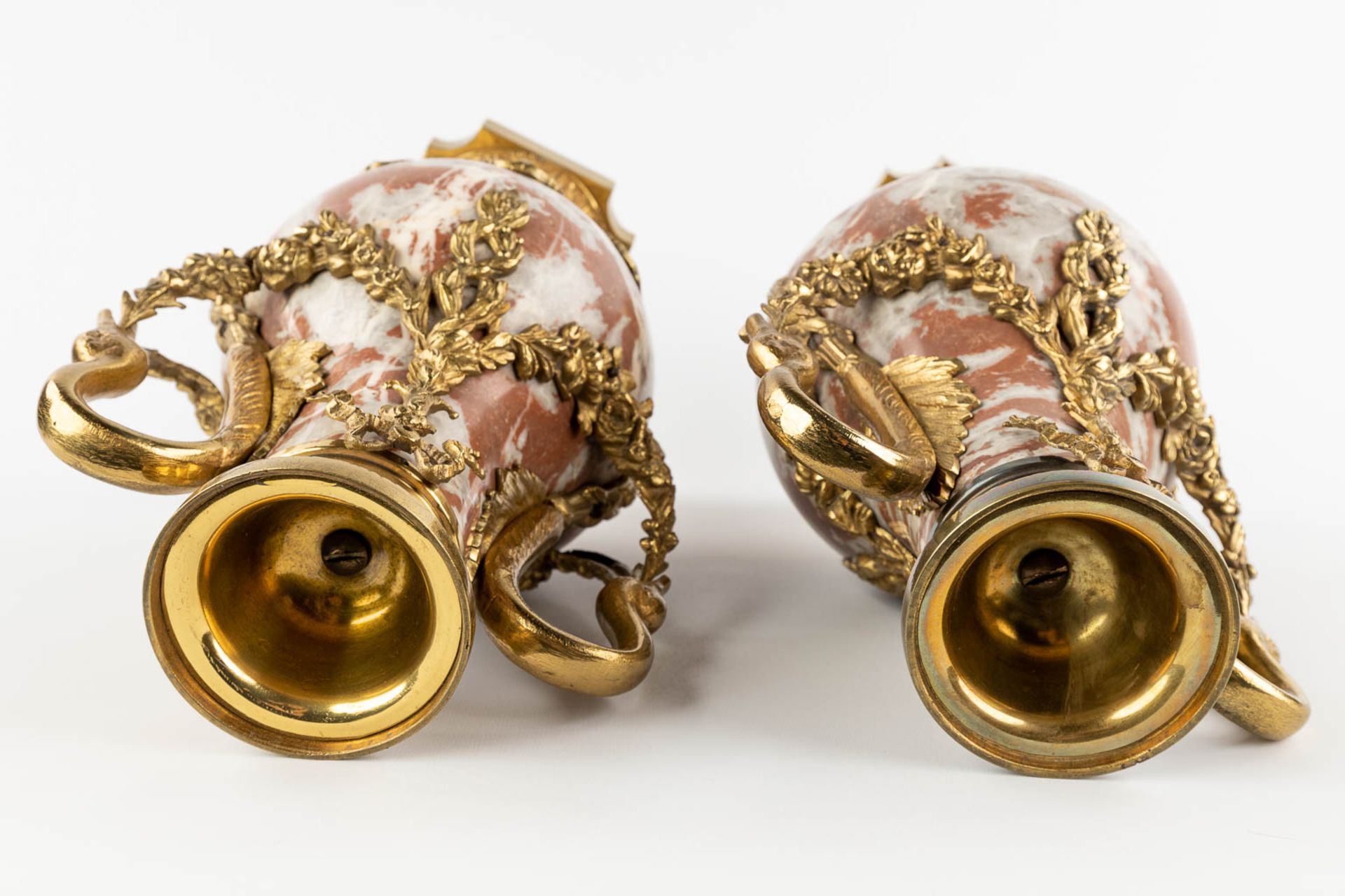 A pair of cassolettes, red and grey marble mounted with bronze in Empire style. (D:18 x W:23 x H:54  - Bild 9 aus 13