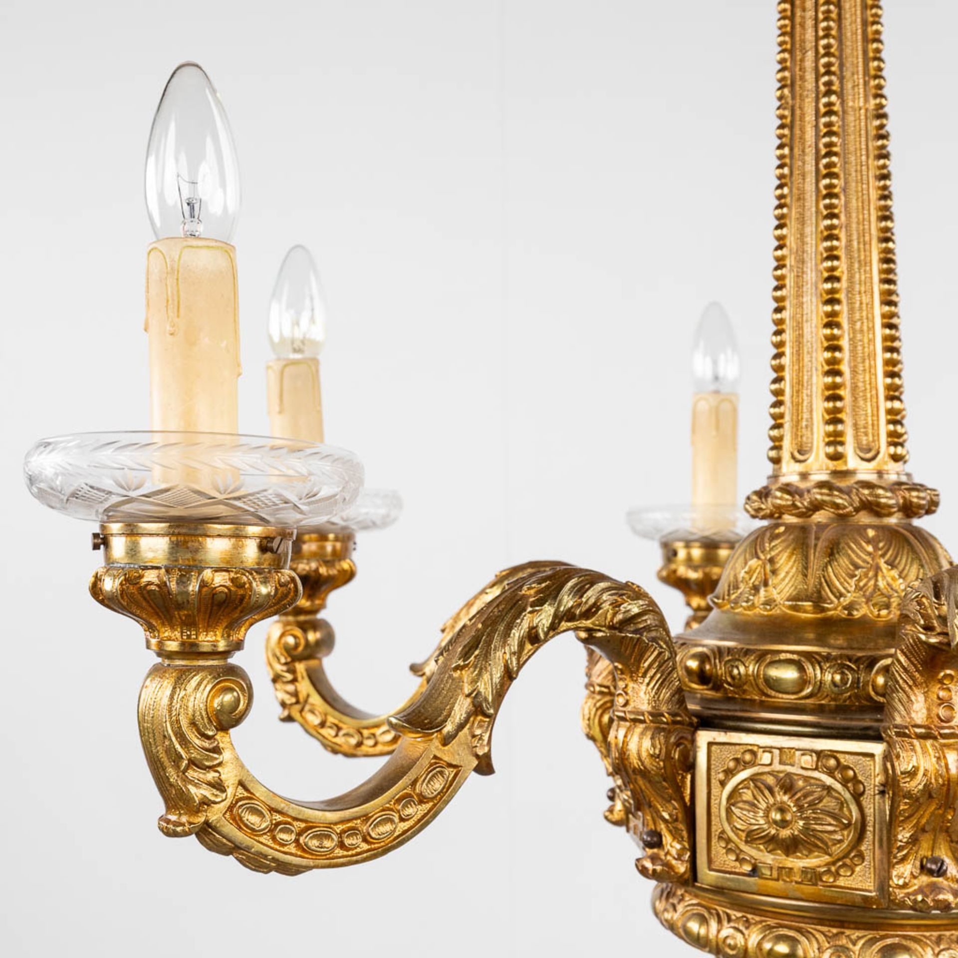 A large chandelier made of gilt bronze, 20th C. (H:72 x D:70 cm) - Bild 6 aus 10