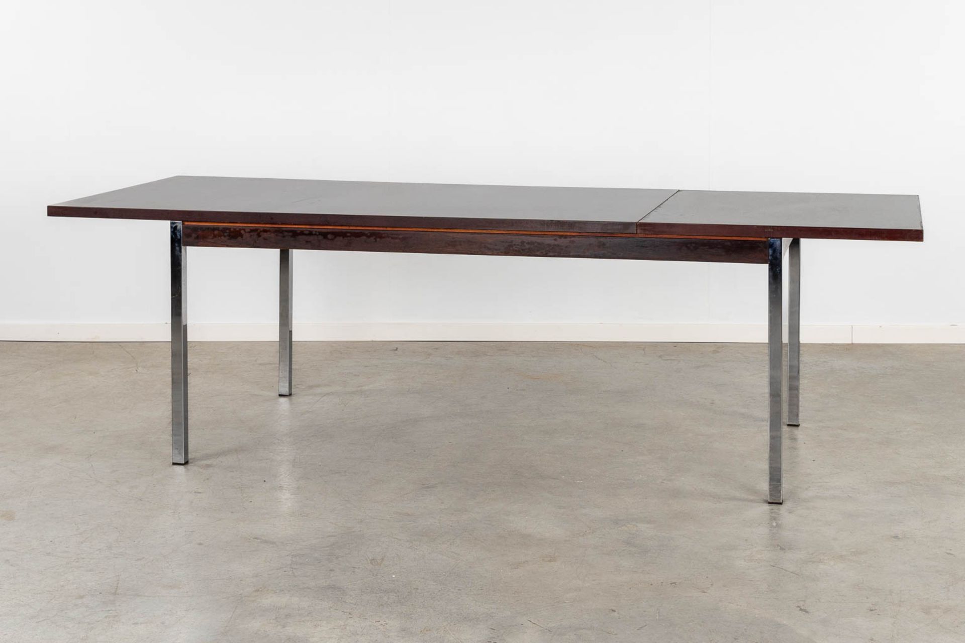 V-Form, A mid-century table. (L:90 x W:168 x H:73 cm) - Bild 4 aus 11